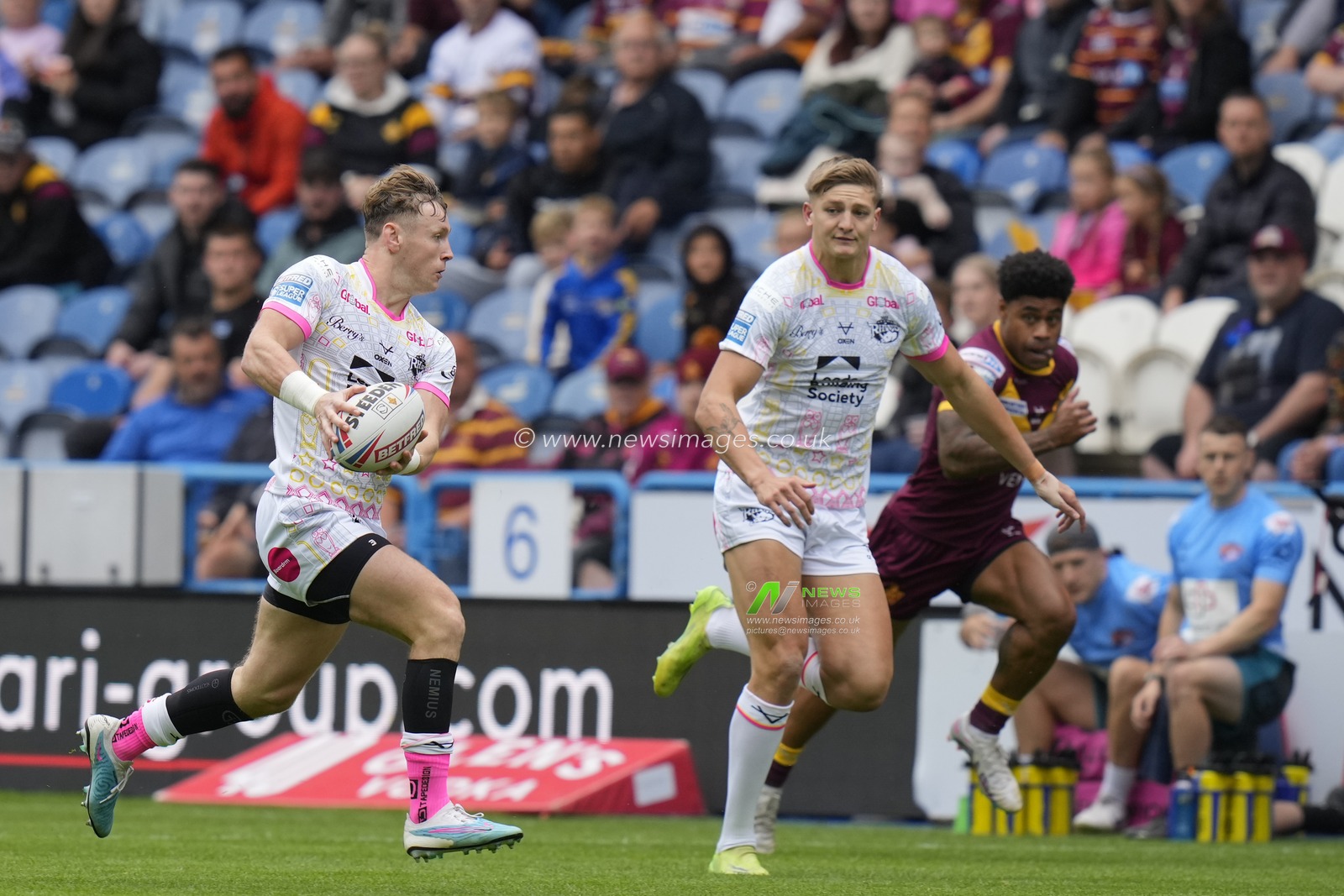 Harry Newman #3 of Leeds Rhinos makes a break during the Betfred Super League Round 23 match Huddersfield Giants vs Leeds Rhinos at John Smith's Stadium, Huddersfield, United Kingdom, 27th August 2023

(Photo by Steve Flynn/News Images)