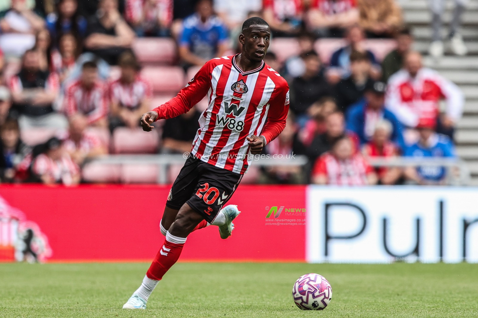 Nordi Mukiele of Sunderland breaks with the ball during the Premier League match Sunderland vs Brentford at Stadium Of Light, Sunderland, United Kingdom, 30th August 2025

(Photo by Alfie Cosgrove/News Images)