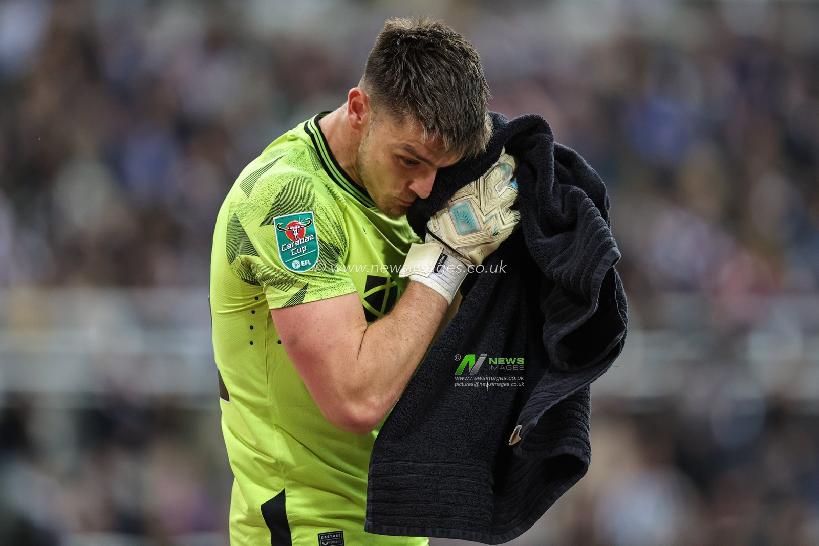 Nick Pope #22 of Newcastle United wipes his face with a towel during the Carabao Cup Third Round match Newcastle United vs Manchester City at St. James's Park, Newcastle, United Kingdom, 27th September 2023

(Photo by Mark Cosgrove/News Images)