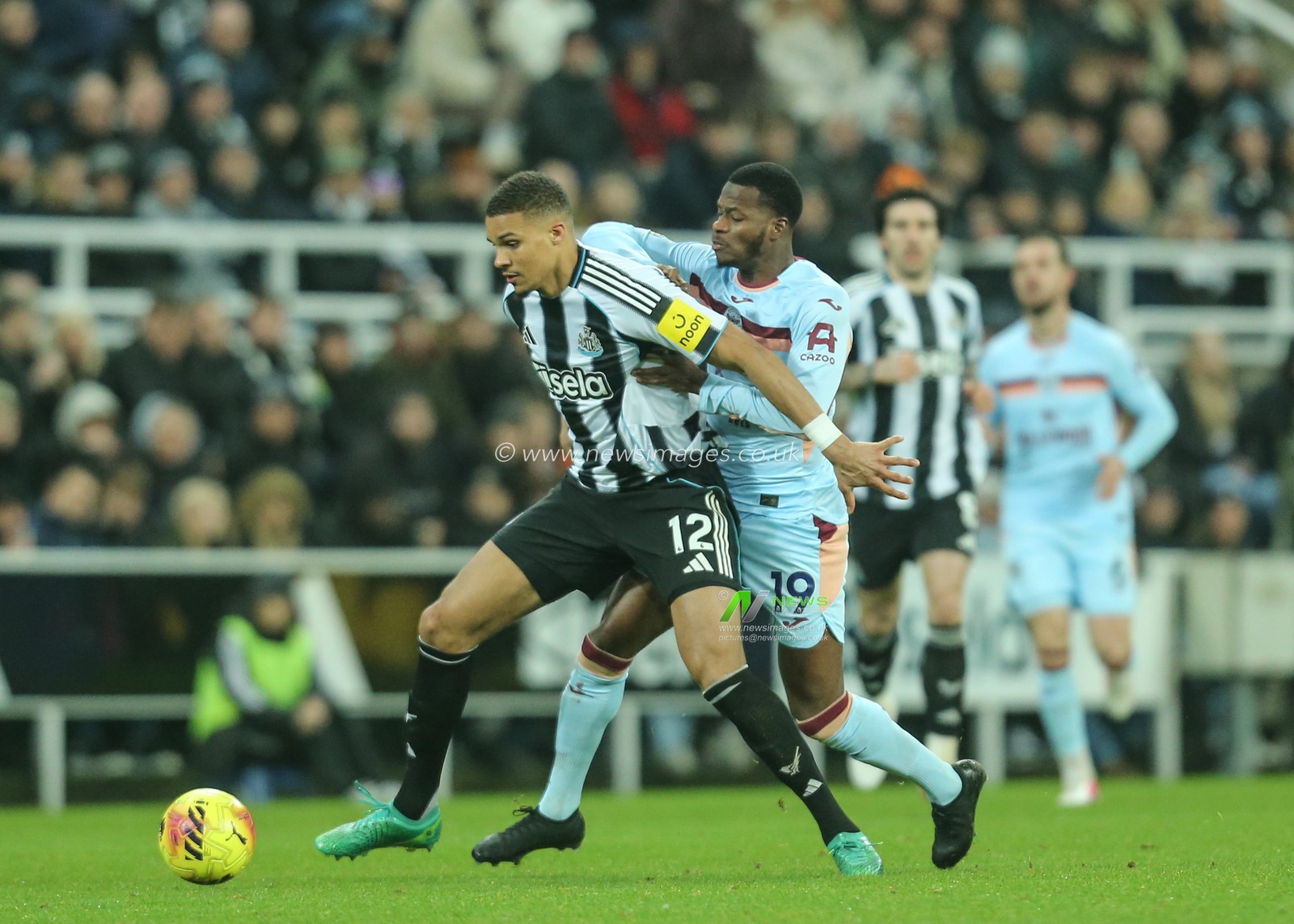 Malick Thiaw of Newcastle United holds off Dango Ouattara of Brentford during the Premier League match Newcastle Untied vs Brentford at St. James's Park, Newcastle, United Kingdom on 07 February 2026

(Photo by Richard Bierton/News Images)