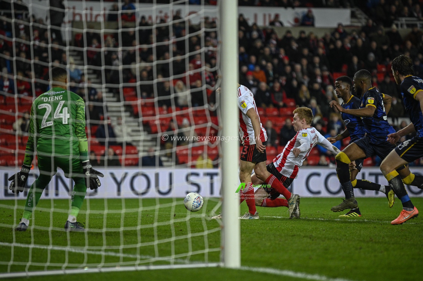 24th January 2020, Stadium Of Light, Sunderland, England; Sky Bet League 1, Sunderland v Doncaster Rovers : Duncan Watmore (14) of Sunderland shoots at goal