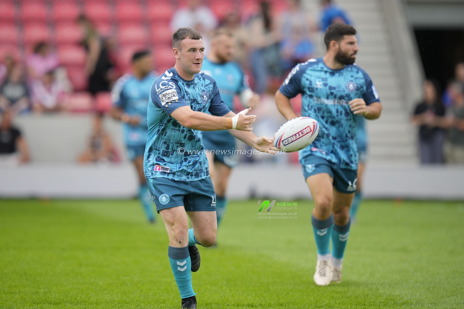 Harry Smith #7 of Wigan Warriors warms up before the Betfred Super League Round 16 match Salford Red Devils vs Wigan Warriors at AJ Bell Stadium, Eccles, United Kingdom, 25th June 2023

(Photo by Steve Flynn/News Images)