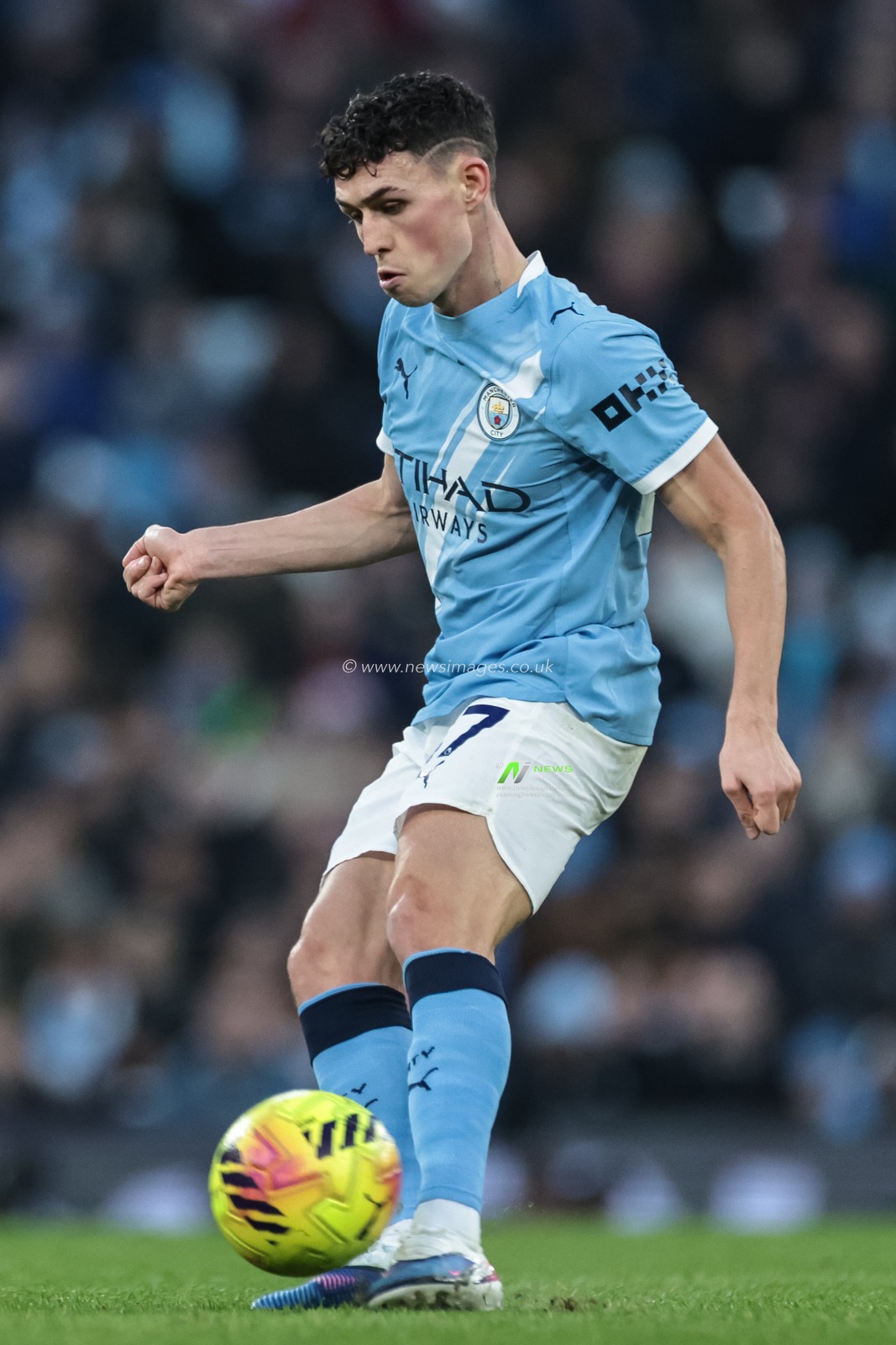 Phil Foden of Manchester City with the ball during the Premier League match Manchester City vs West Ham United at Etihad Stadium, Manchester, United Kingdom, 20th December 2025

(Photo by Mark Cosgrove/News Images)

*** GER AUT SUI OUT ***