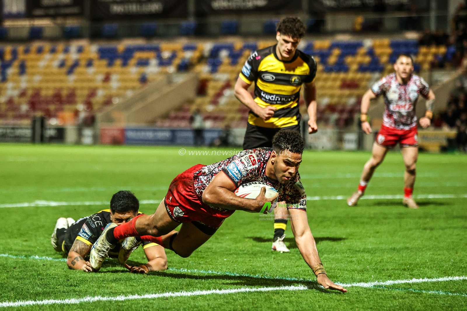 Jacob Alick-Wiencke of Leigh Leopards goes over for a try during the Betfred Super League round 8 match York Knights vs Leigh Leopards at LNER Community Stadium, York, United Kingdom on 17 April 2026

(Photo by Alfie Cosgrove/News Images)