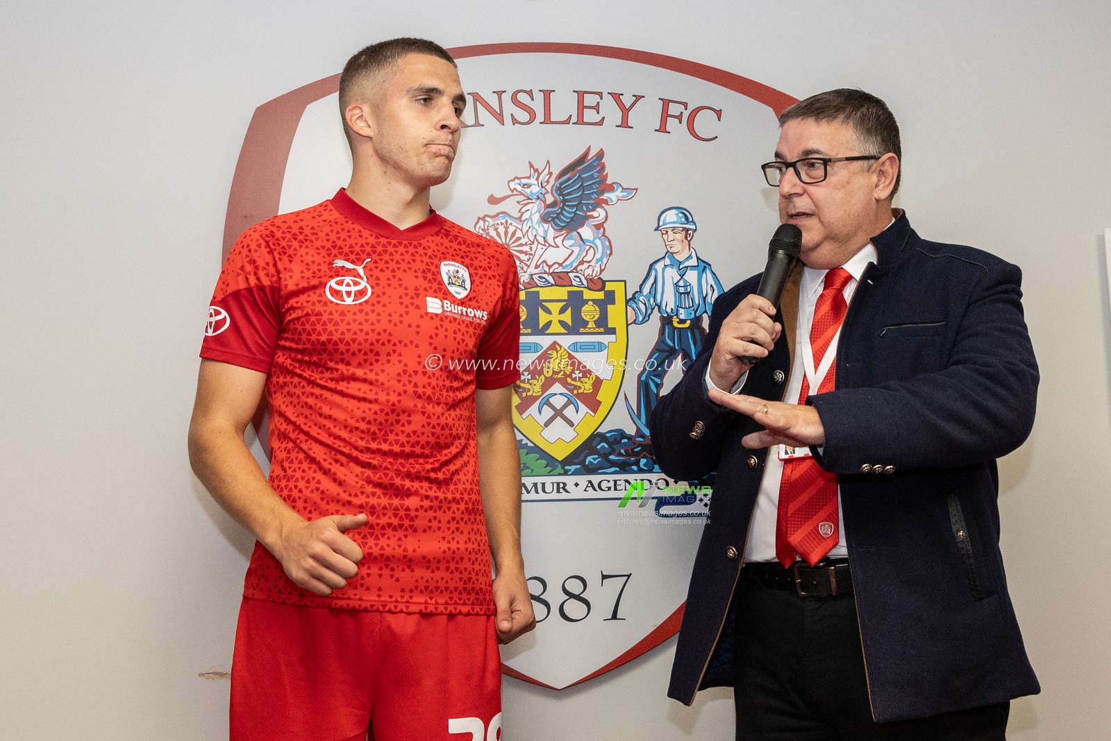 Owen Dodgson #29 of Barnsley man of the match presentation during the Sky Bet League 1 match Barnsley vs Portsmouth at Oakwell, Barnsley, United Kingdom, 19th September 2023

(Photo by Mark Cosgrove/News Images)