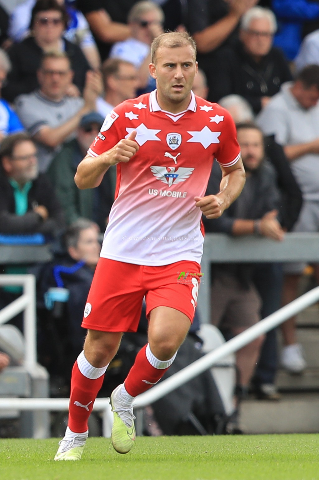 Herbie Kane #8 of Barnsley during the Sky Bet League 1 match Bristol Rovers vs Barnsley at Memorial Stadium, Bristol, United Kingdom, 12th August 2023

(Photo by Alfie Cosgrove/News Images)