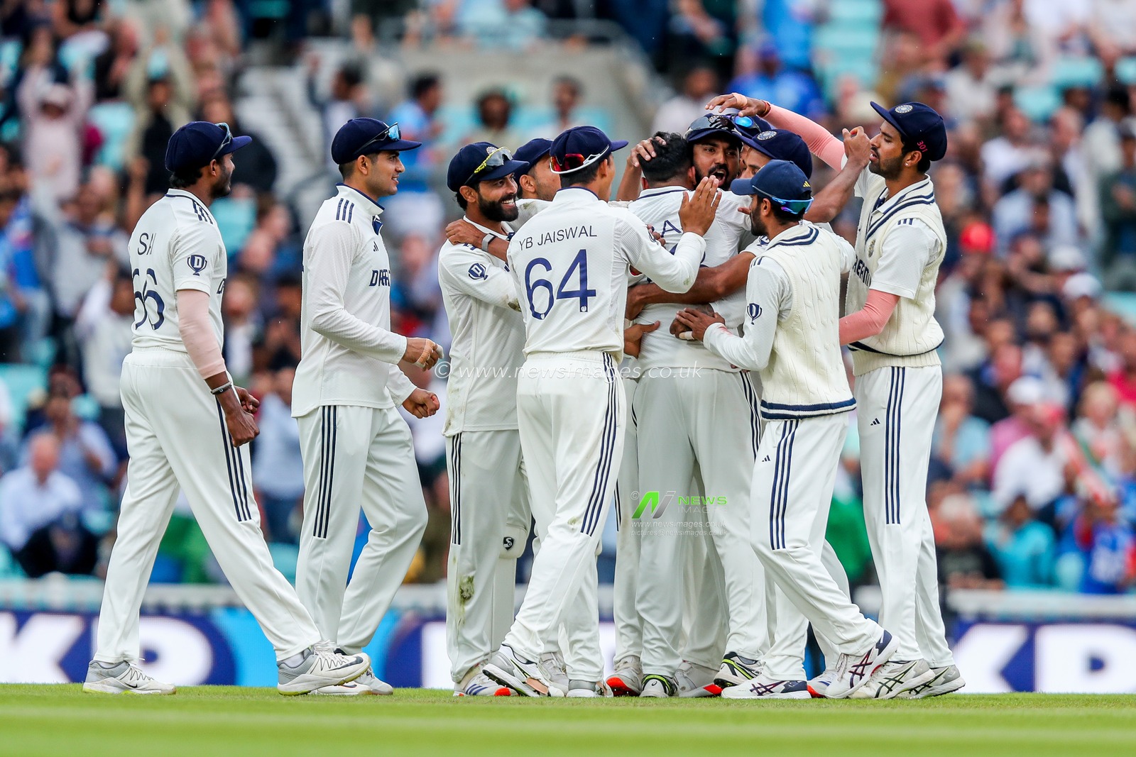 Mohammed Siraj of India celebrates with teammates after dismissing Jamie Overton of England during the 5th Rothesay Test Match day 5 England v India at The Kia Oval, London, United Kingdom, 4th August 2025

(Photo by Izzy Poles/News Images)