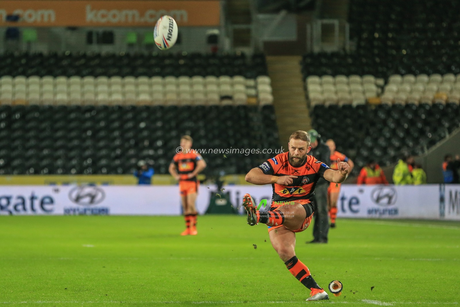 7th February 2019 , KCOM Stadium, Hull, England; Betfred Super League, Round 2, Hull FC vs Castleford Tigers ; Paul McShane (9) of Castleford Tigers converts 


Credit: Mark Cosgrove/News Images
