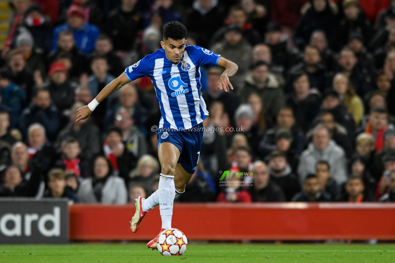 Luis Diaz #7 of FC Porto runs forward with the ball