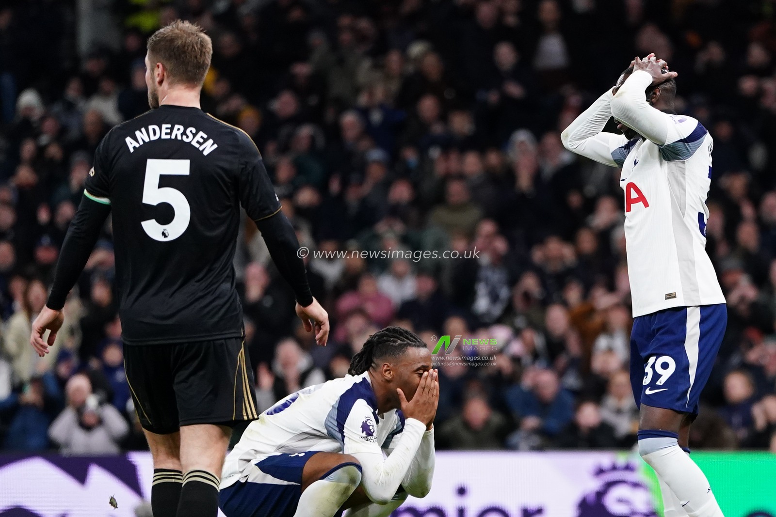 Tottenham Hotspur players hands on head after missed chance during the Premier League match Tottenham Hotspur vs Fulham at Tottenham Hotspur Stadium, London, United Kingdom, 29th November 2025

(Photo by Harvey Murphy/News Images)

*** GER AUT SUI OUT ***