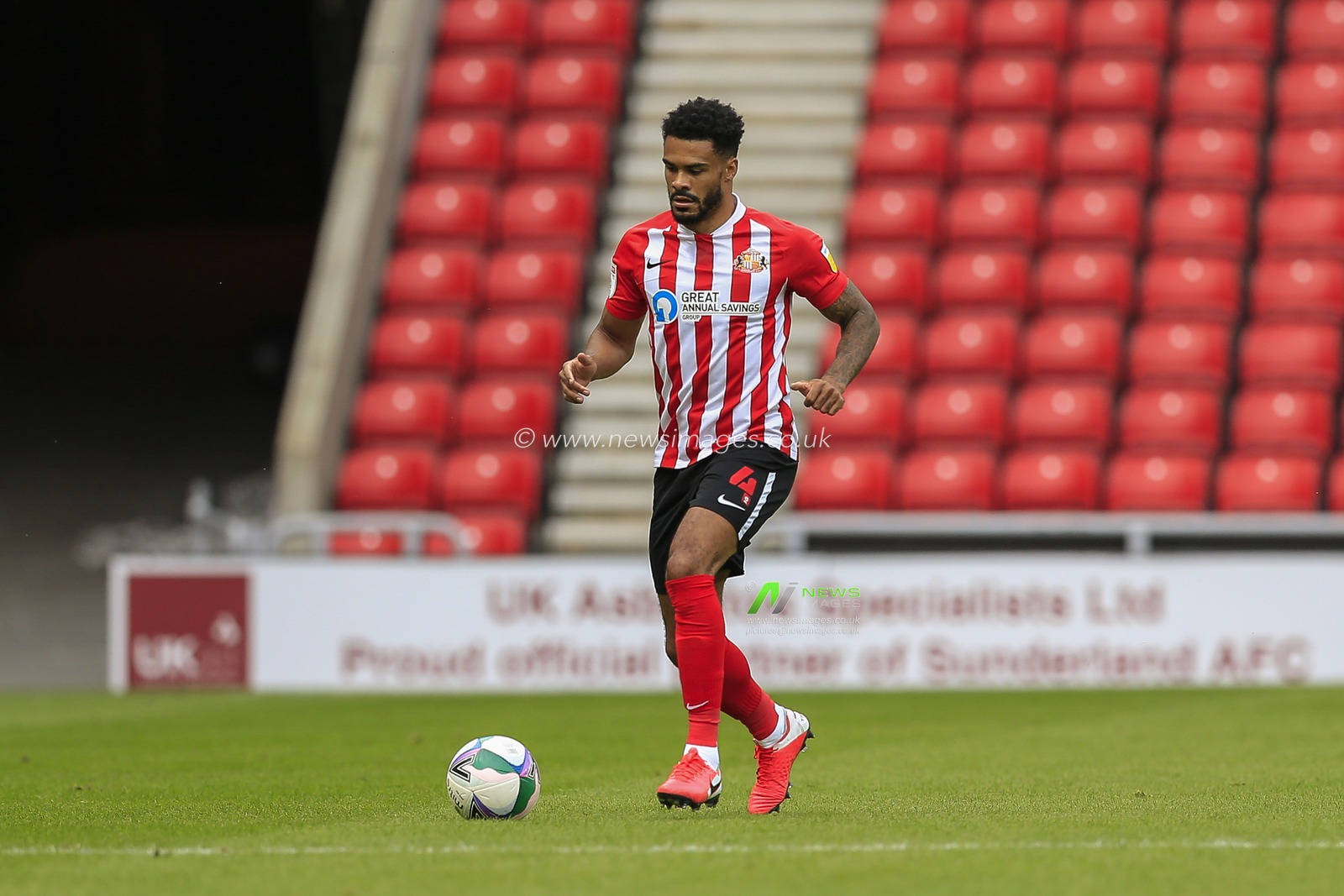 Jordan Willis (4) of Sunderland in possession