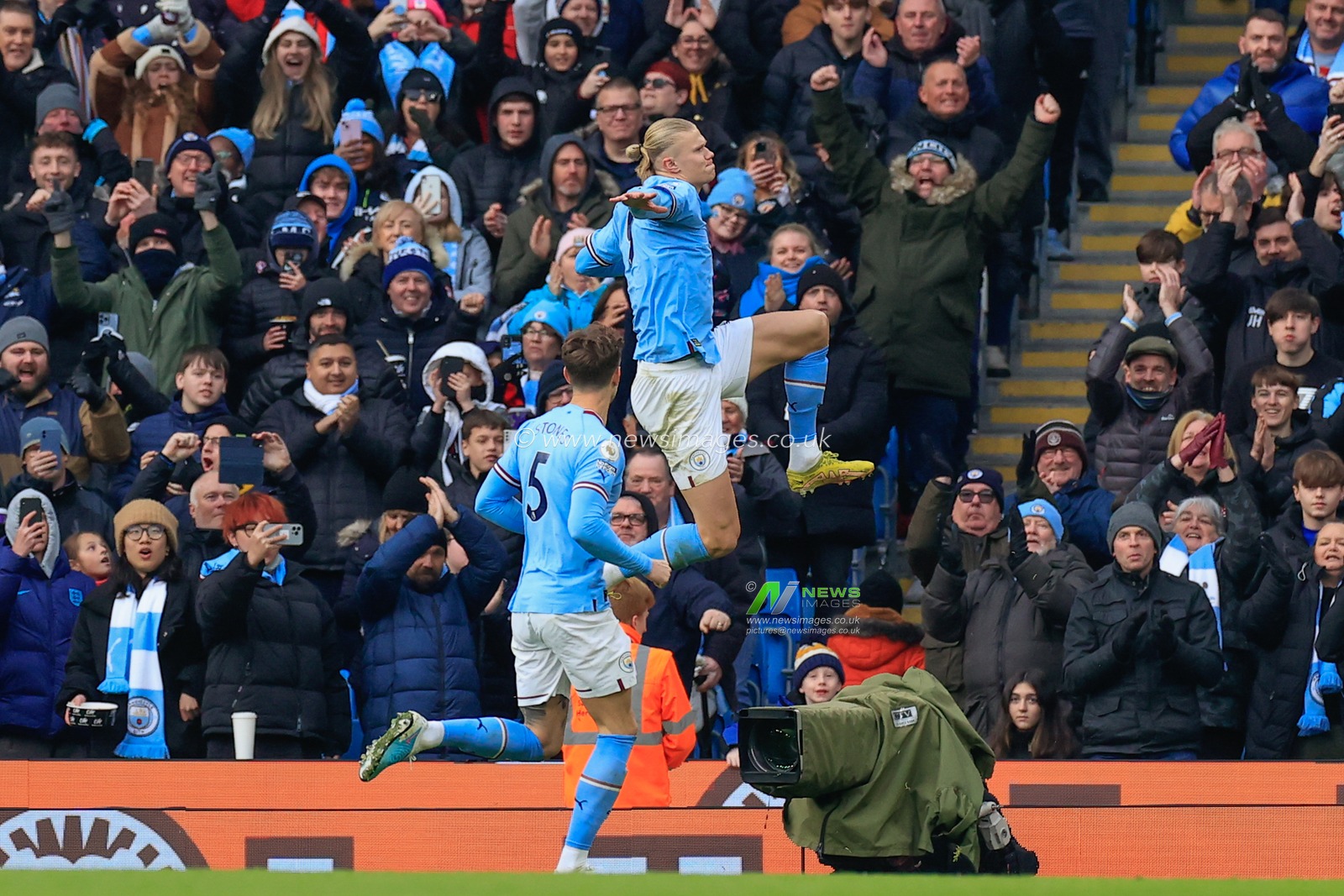 Erling Haaland #9 of Manchester City celebrates his goal to make it 2-0 during the Premier League match Manchester City vs Wolverhampton Wanderers at Etihad Stadium, Manchester, United Kingdom, 22nd January 2023

(Photo by Conor Molloy/News Images)