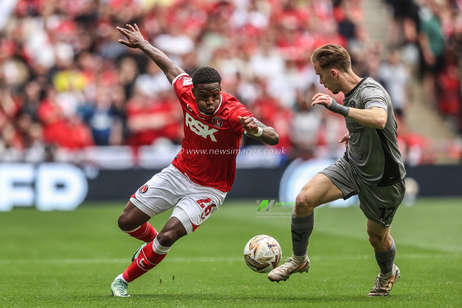 Thierry Small of Charlton Athletic and Jack Currie of Leyton Orient battle for the ball during the Sky Bet League 1 Playoff Final match Charlton Athletic vs Leyton Orient at Wembley Stadium, London, United Kingdom, 25th May 2025

(Photo by Alfie Cosgrove/News Images)