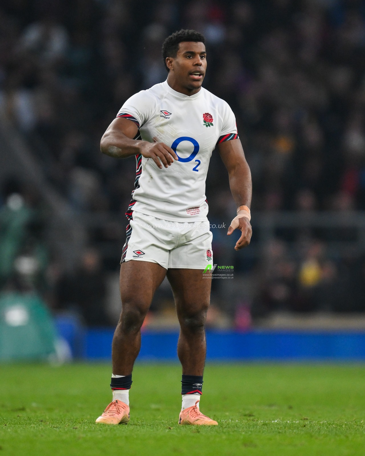 Immanuel Feyi-Waboso of England gives his team instructions during the Autumn Nations Series match England vs Australia at Allianz Stadium, Twickenham, United Kingdom, 8th November 2024

(Photo by Craig Thomas/News Images)