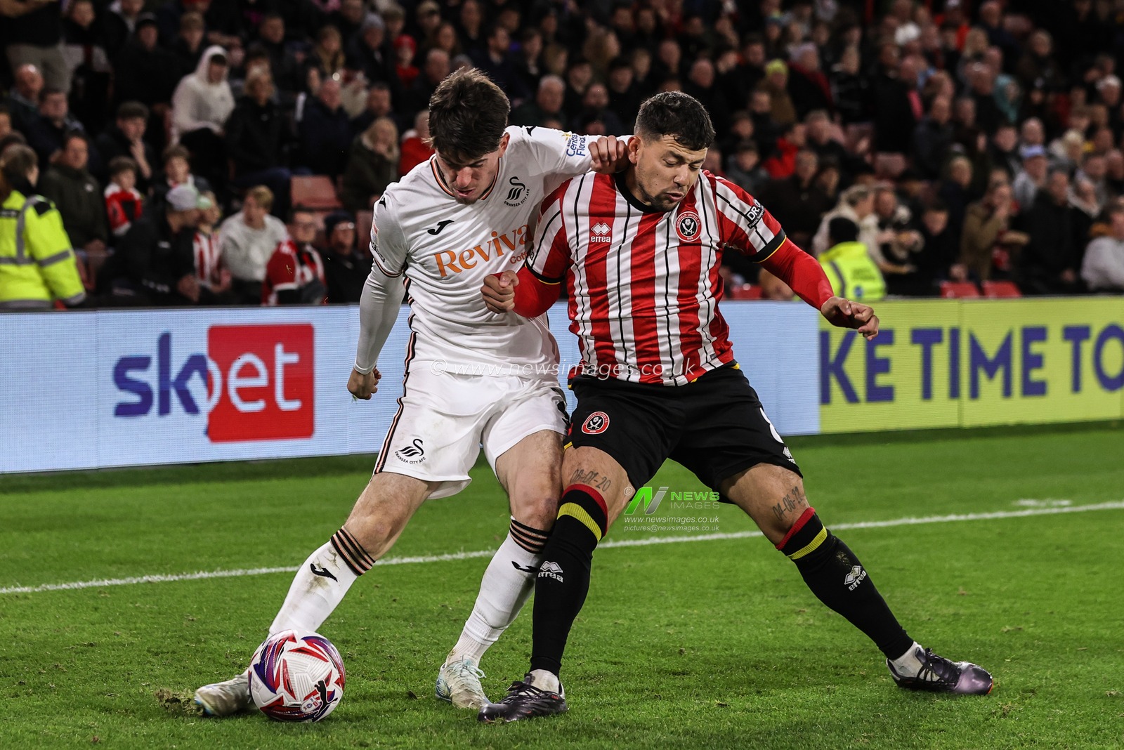 Josh Key of Swansea City and Gustavo Hamer of Sheffield United battle for the ball during the Sky Bet Championship match Sheffield United vs Swansea City at Bramall Lane, Sheffield, United Kingdom, 2nd October 2024

(Photo by Alfie Cosgrove/News Images)