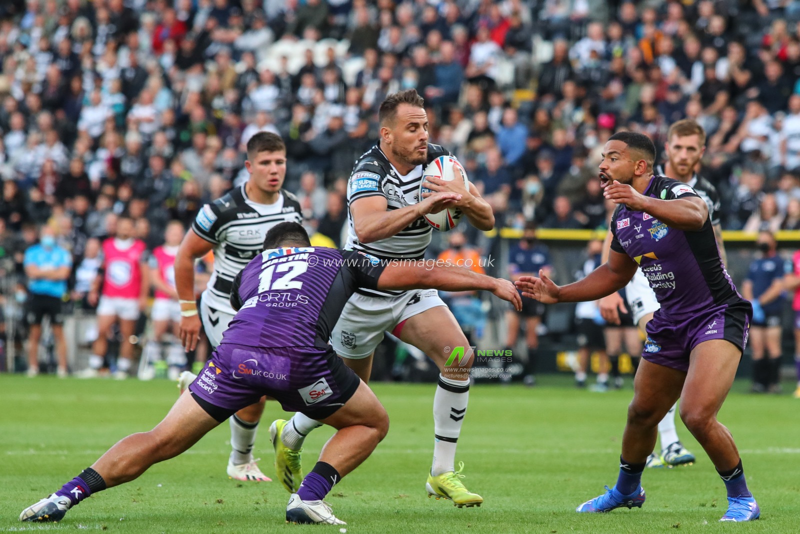 Josh Reynolds (6) of Hull FC runs at the Leeds defence
