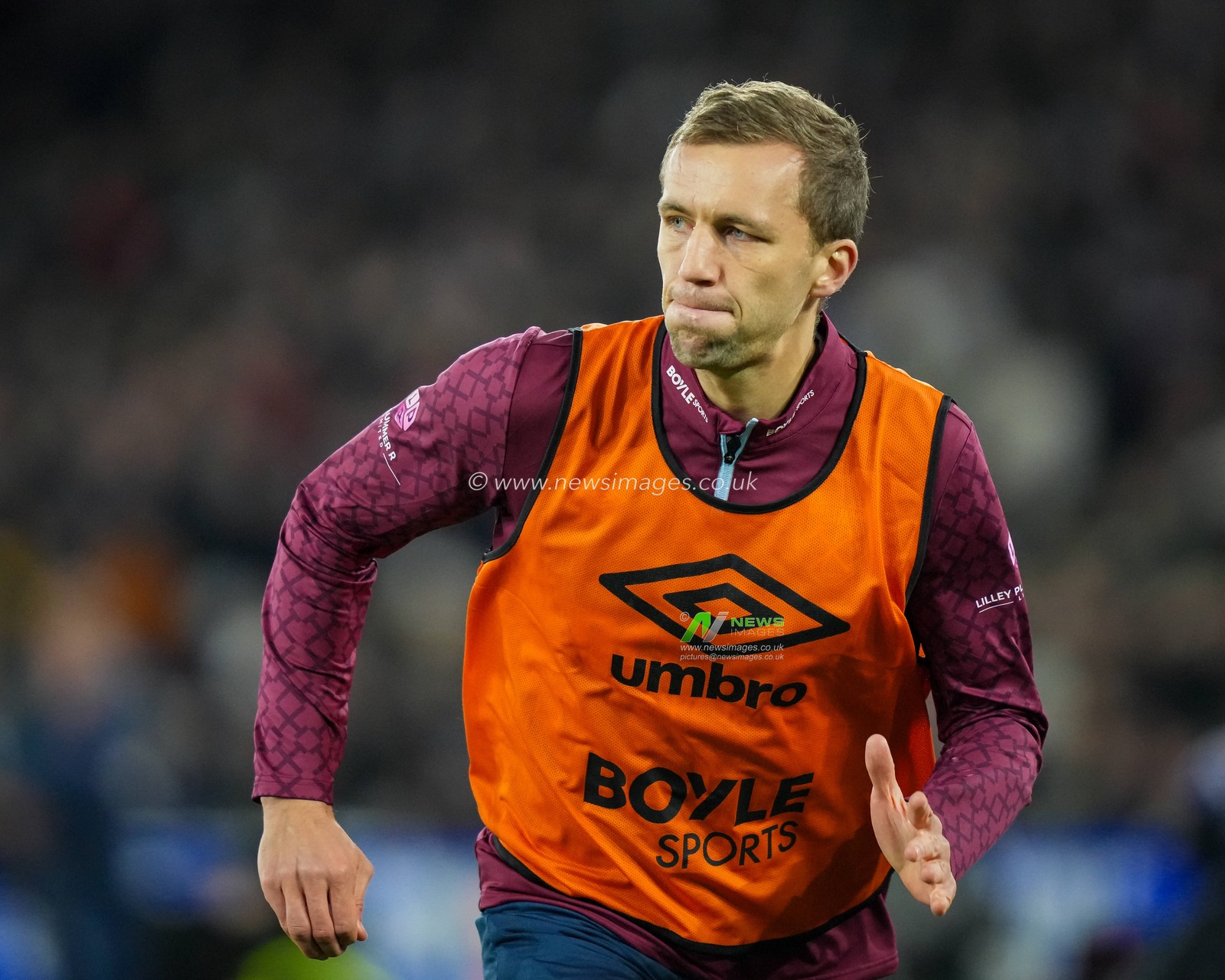 Tomáš Souček of West Ham United warms up shortly before being substituted on during the Premier League match West Ham United vs Brighton and Hove Albion at London Stadium, London, United Kingdom, 30th December 2025

(Photo by Maynard Manyowa/News Images)

*** GER AUT SUI OUT ***