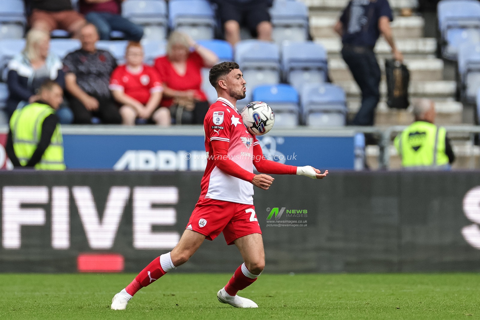Corey O'Keeffe #22 of Barnsley controls the ball during the Sky Bet League 1 match Wigan Athletic vs Barnsley at DW Stadium, Wigan, United Kingdom, 26th August 2023

(Photo by Mark Cosgrove/News Images)
