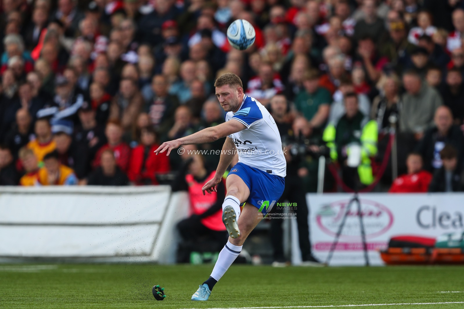 Finn Russell of Bath takes the conversion kick and scores to make it 0-7 during the Gallagher Premiership match Gloucester Rugby vs Bath Rugby at Kingsholm Stadium , Gloucester, United Kingdom, 12th October 2024

(Photo by Gareth Evans/News Images)