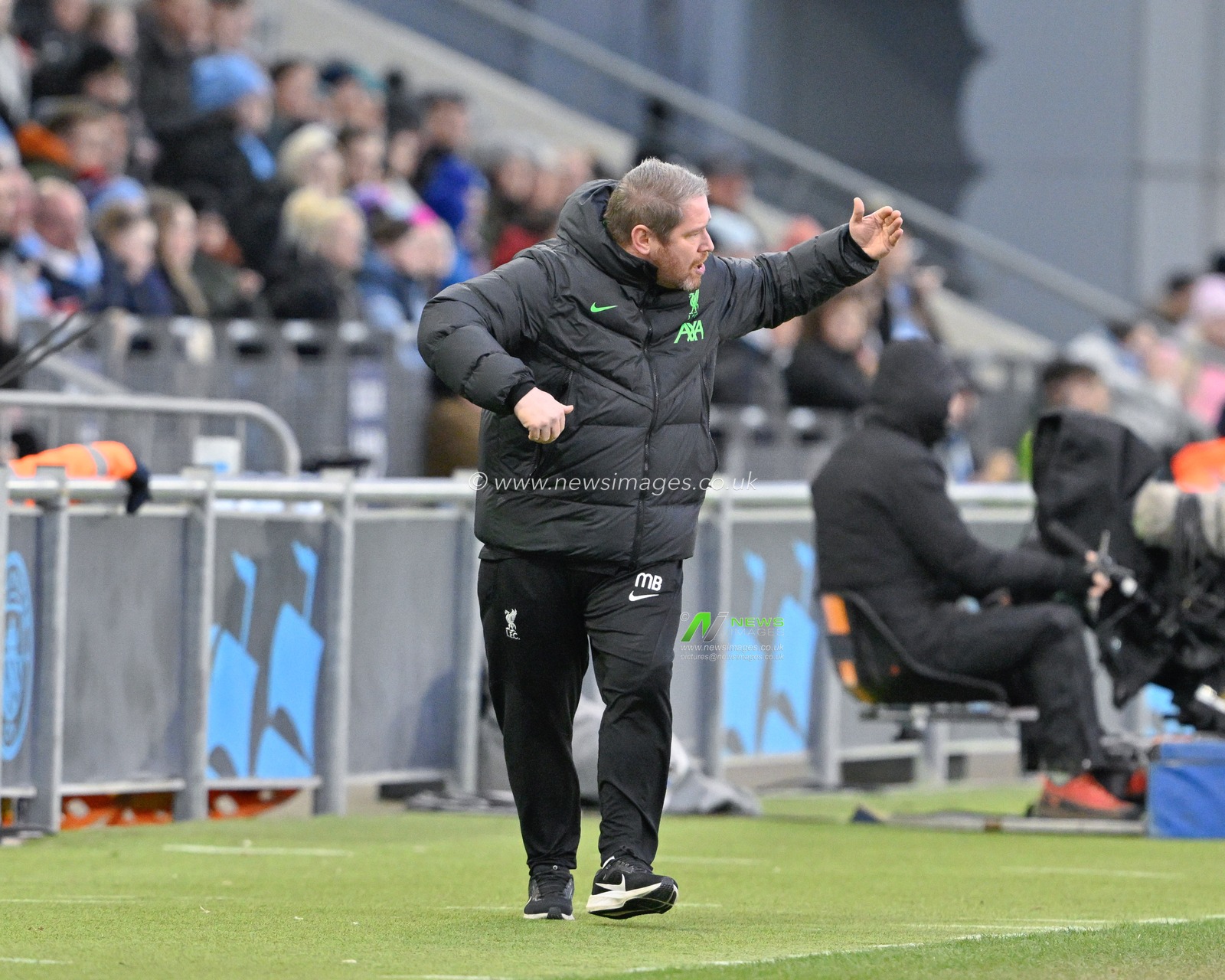 Matt Beard manager of Liverpool Women encourage his players, during the The FA Women's Super League match Manchester City Women vs Liverpool Women at Joie Stadium, Manchester, United Kingdom, 21st January 2024

(Photo by Cody Froggatt/News Images)