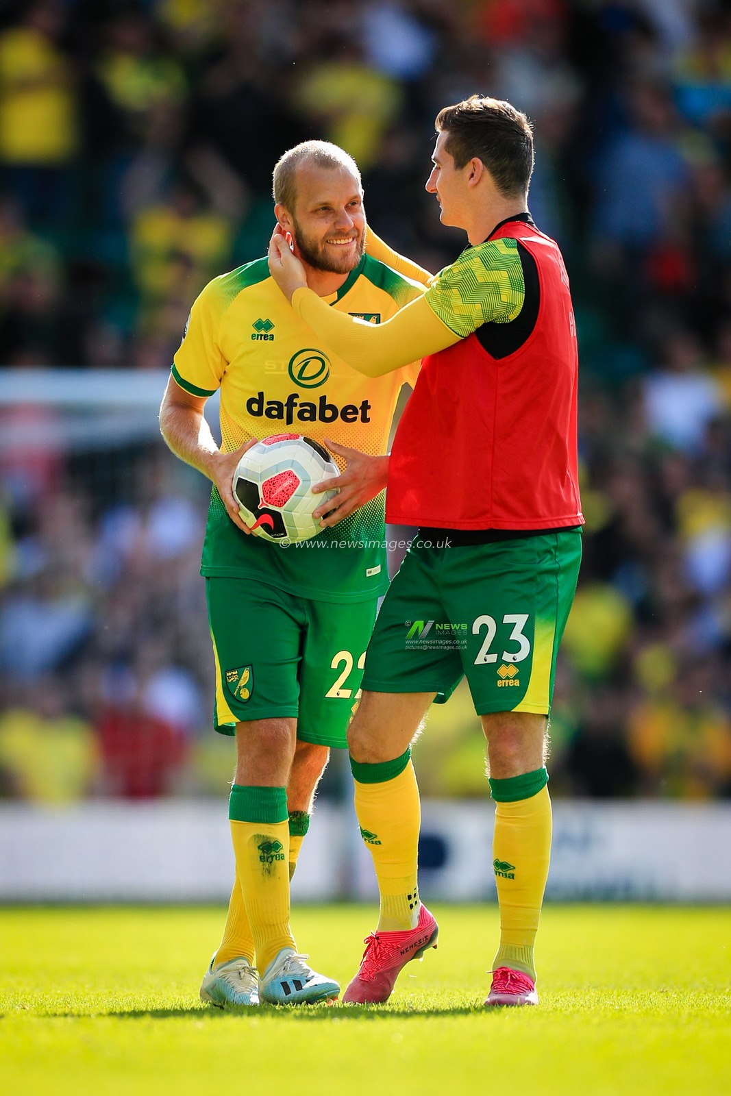 17th August 2019, Carrow Road, Norwich, England ; Premier League Football, Norwich City vs Newcastle United : Teemu Pukki (22) celebrates being named Man of the Match with Kenny McLean (23) of Norwich City


Credit: Georgie Kerr/News Images

English Football League images are subject to DataCo Licence