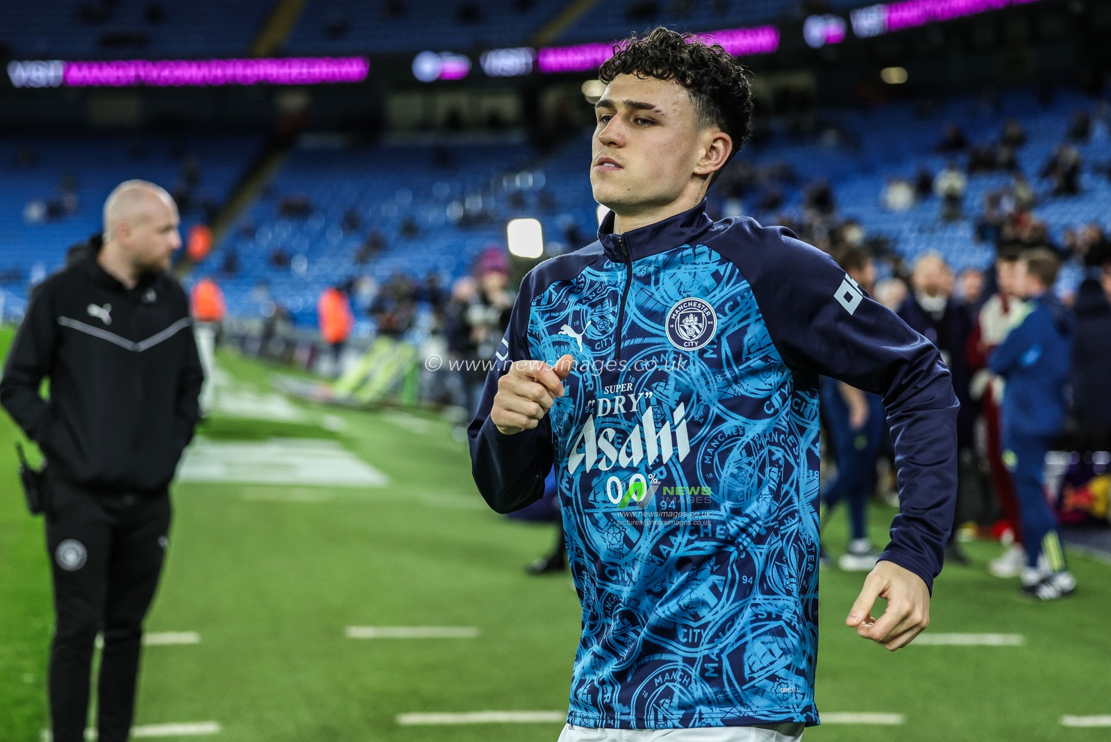 Phil Foden of Manchester City in the pregame warmup session during the Premier League match Manchester City vs Nottingham Forest at Etihad Stadium, Manchester, United Kingdom on 04 March 2026

(Photo by Mark Cosgrove/News Images)