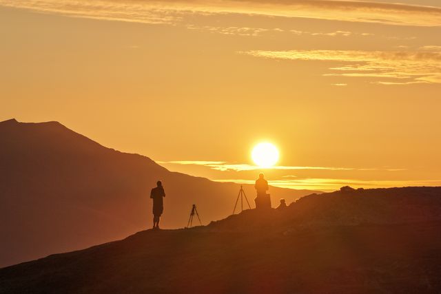 Photographers take pictures as the sun rises from the summit of Catbells overlooking Derwent Water and the town of Keswick In the Lake District, Cumbria, United Kingdom, 19th June 2025.

(Photo by Mark Cosgrove/News Images)