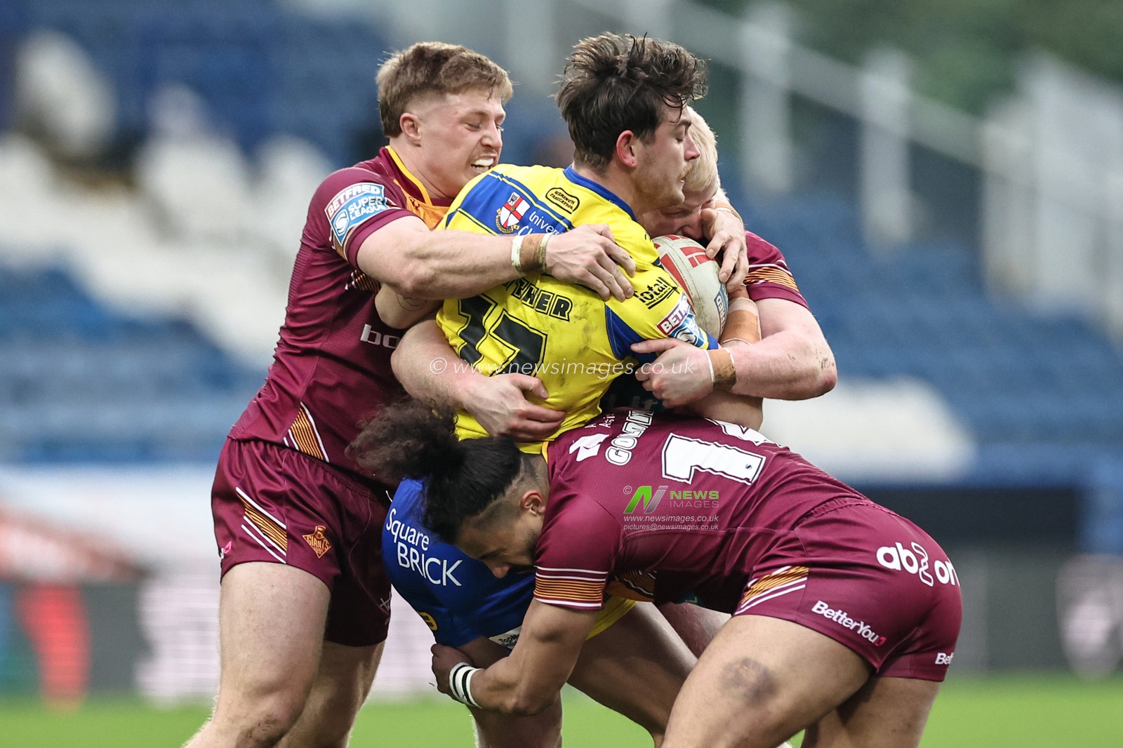 Jordy Crowther of Warrington Wolves is tackled by Ashton Golding of Huddersfield Giants during the Betfred Super League Round 1 match Huddersfield Giants vs Warrington Wolves at John Smith's Stadium, Huddersfield, United Kingdom, 16th February 2025

(Photo by Mark Cosgrove/News Images)