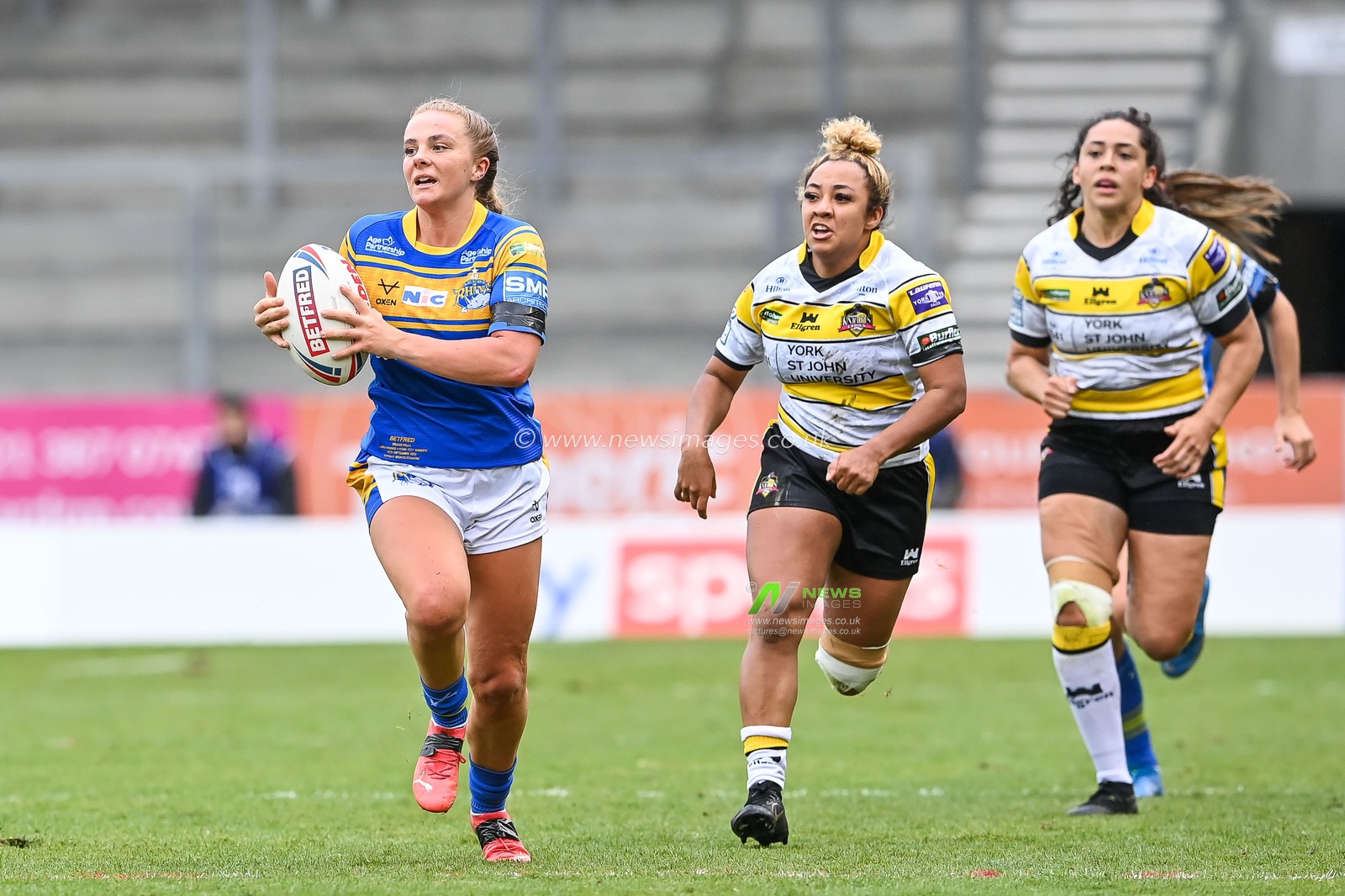 Lucy Murray of Leeds Rhinos Women makes a break during the Betfred Women's Super League Grand Final York CIty Knights Women vs Leeds Rhinos Women at Totally Wicked Stadium, St Helens, United Kingdom, 18th September 2022

(Photo by Craig Thomas/News Images)