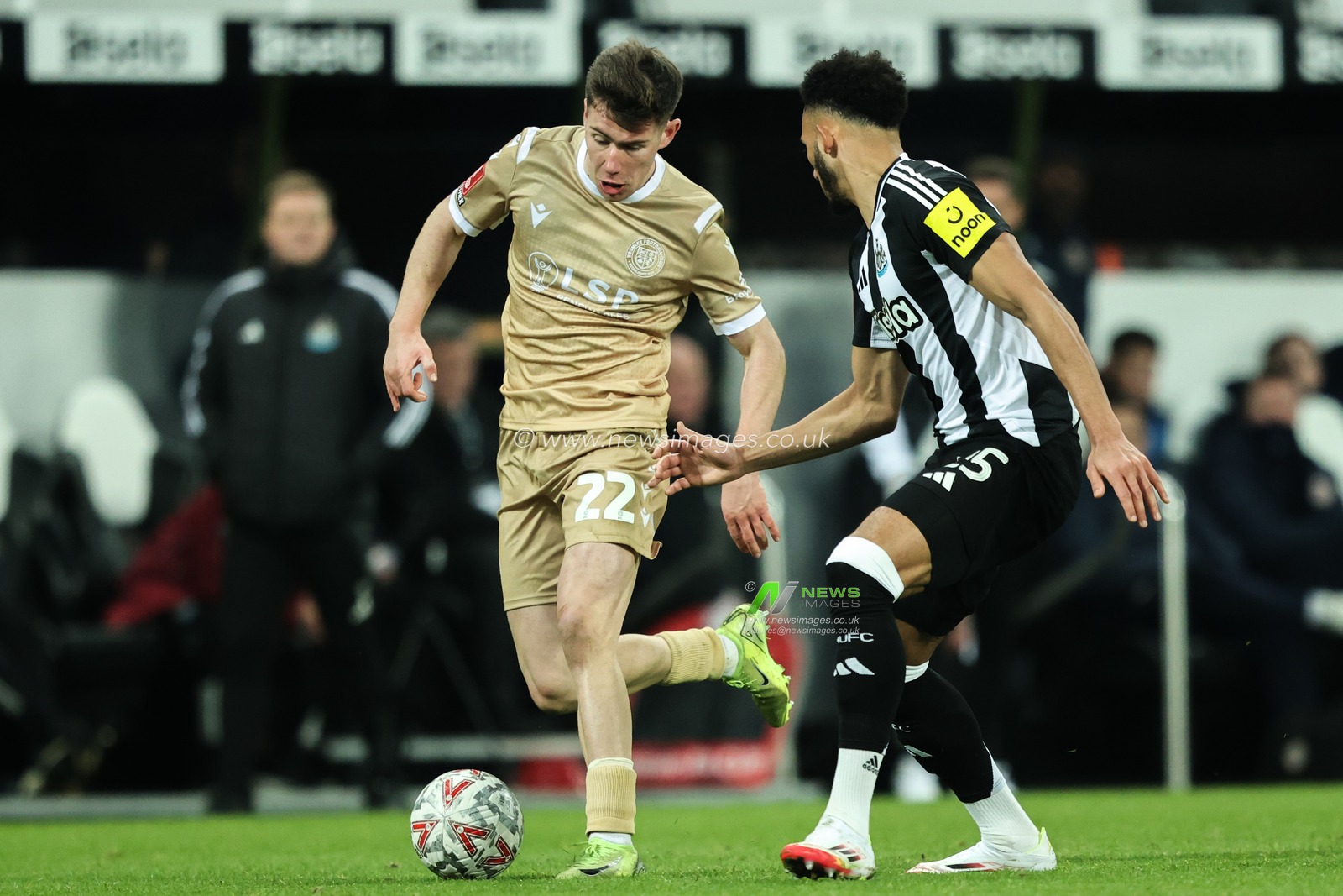 Cameron Congreve of Bromley goes forward with the ball during the Emirates FA Cup 3rd Round match Newcastle United vs Bromley FC at St. James's Park, Newcastle, United Kingdom, 12th January 2025

(Photo by Alfie Cosgrove/News Images)