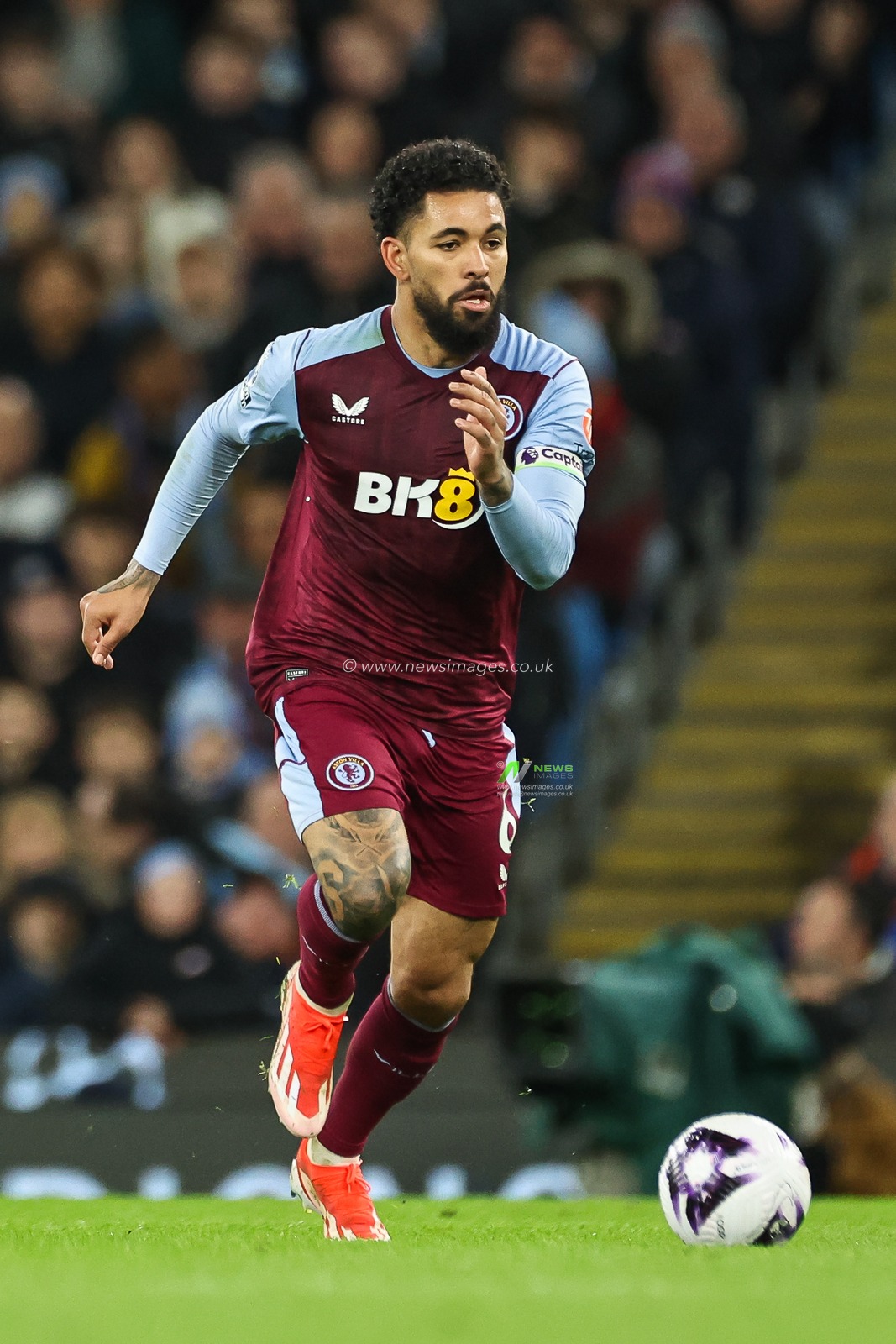 Douglas Luiz of Aston Villa makes a break with the ball during the Premier League match Manchester City vs Aston Villa at Etihad Stadium, Manchester, United Kingdom, 3rd April 2024

(Photo by Mark Cosgrove/News Images)