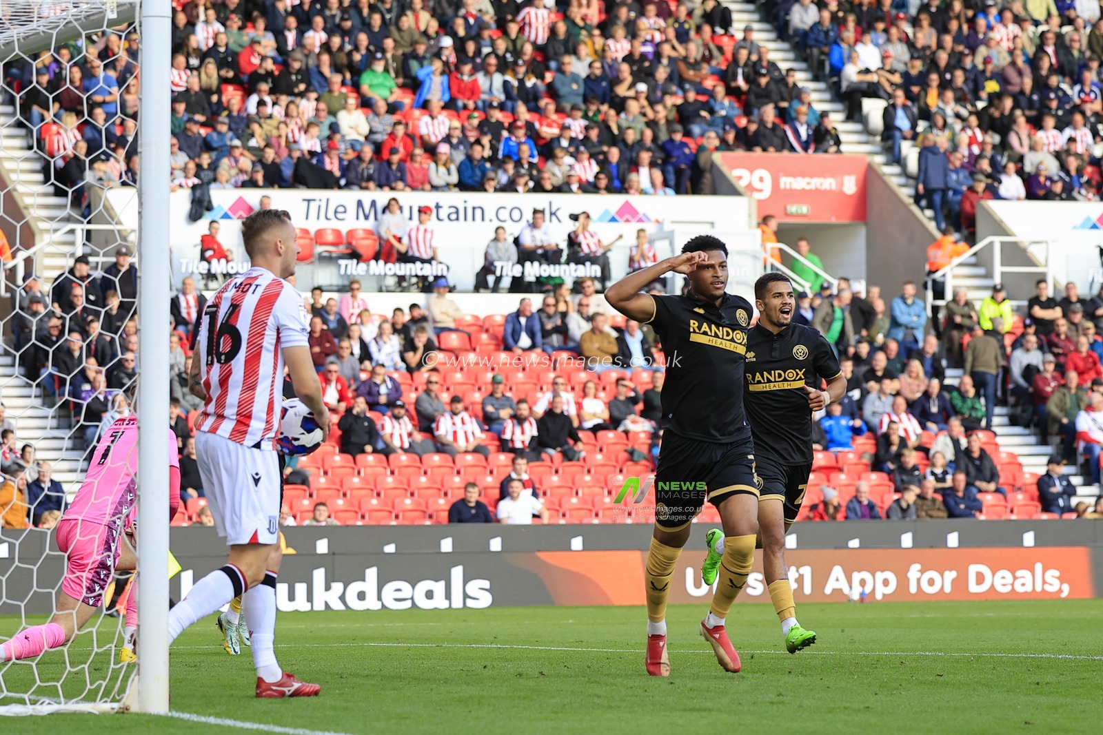 Rhian Brewster #7 of Sheffield United celebrates scoring to make it 1-1 during the Sky Bet Championship match Stoke City vs Sheffield United at Bet365 Stadium, Stoke-on-Trent, United Kingdom, 8th October 2022

(Photo by Conor Molloy/News Images)