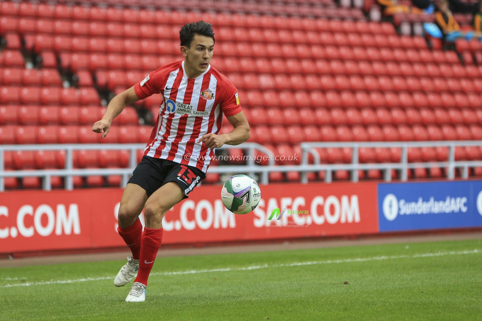 Luke O'Nien (13) of Sunderland in possession of the ball