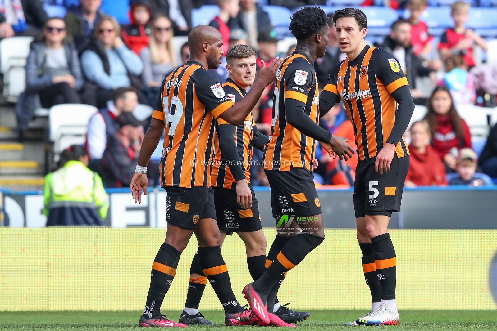 Regan Slater #27 of Hull City celebrates his goal to make it 0-1 with teammates during the Sky Bet Championship match Reading vs Hull City at Select Car Leasing Stadium, Reading, United Kingdom, 18th March 2023

(Photo by Gareth Evans/News Images)