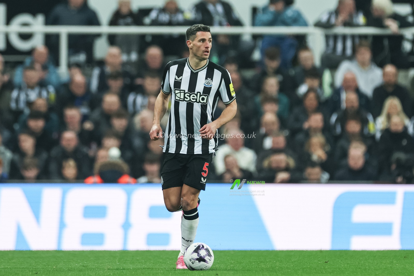 Fabian SchÃ¤r of Newcastle United with the ball during the Premier League match Newcastle United vs Everton at St. James's Park, Newcastle, United Kingdom, 2nd April 2024

(Photo by Mark Cosgrove/News Images)