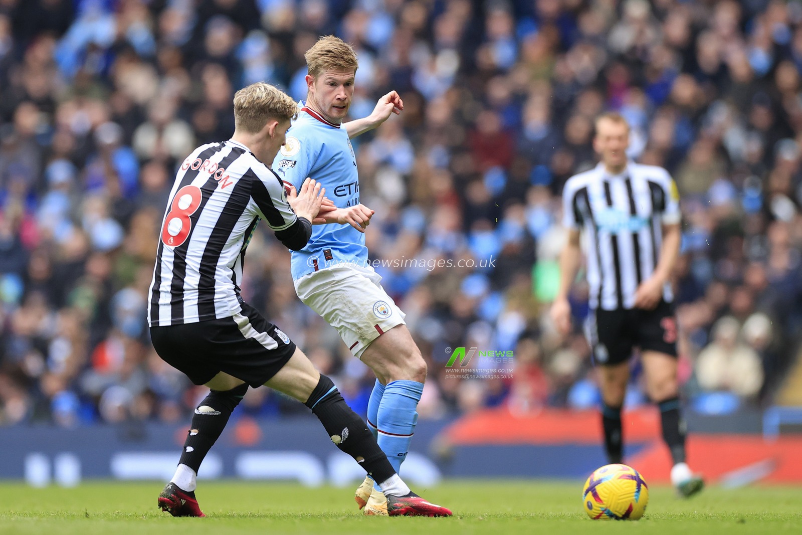 Kevin De Bruyne #17 of Manchester City passes the ball during the Premier League match Manchester City vs Newcastle United at Etihad Stadium, Manchester, United Kingdom, 4th March 2023

(Photo by Conor Molloy/News Images)