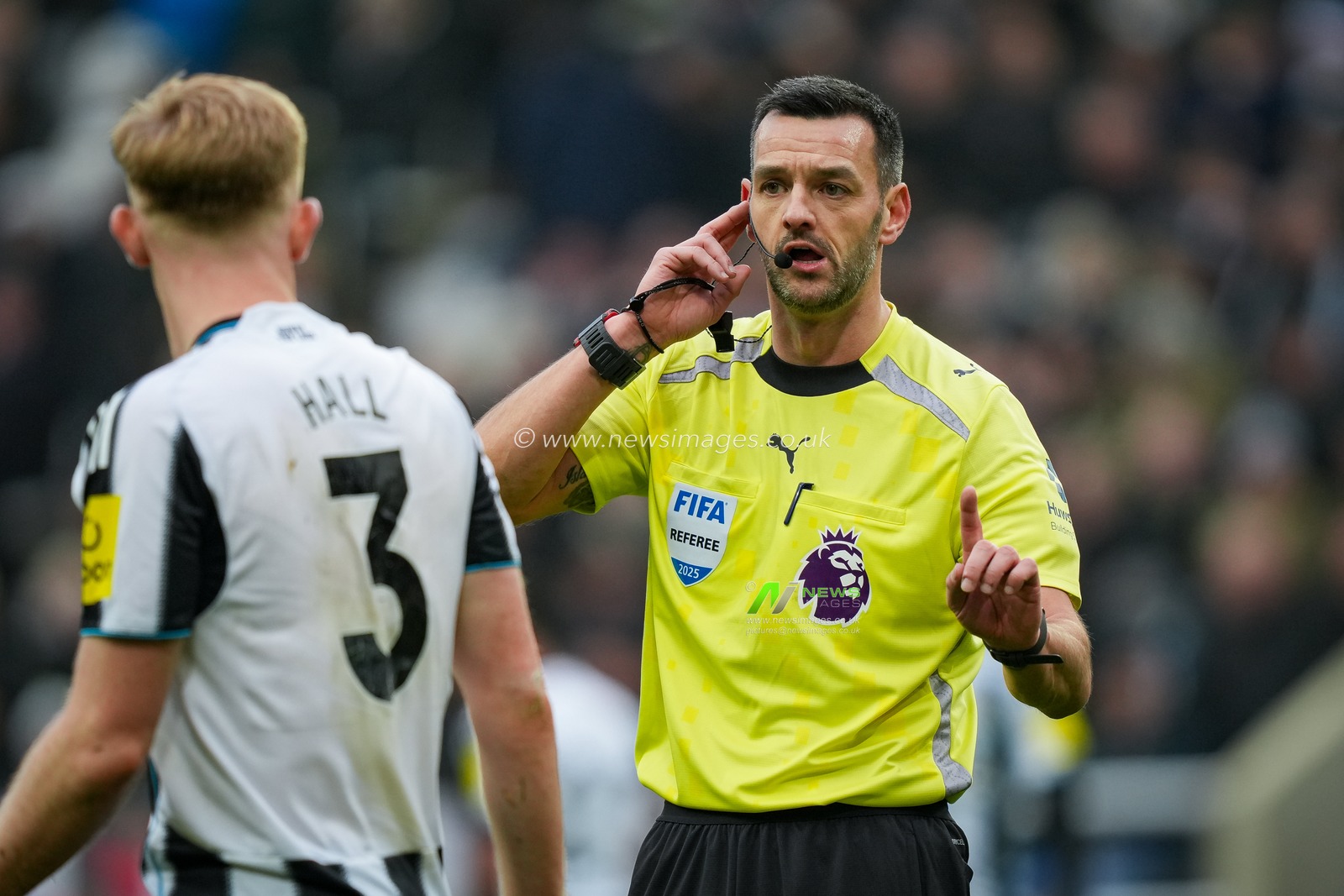 Referee Andy Madley checks for handball during the Premier League match Newcastle United vs Chelsea at St. James's Park, Newcastle, United Kingdom, 20th December 2025

(Photo by Maynard Manyowa/News Images)

*** GER AUT SUI OUT ***