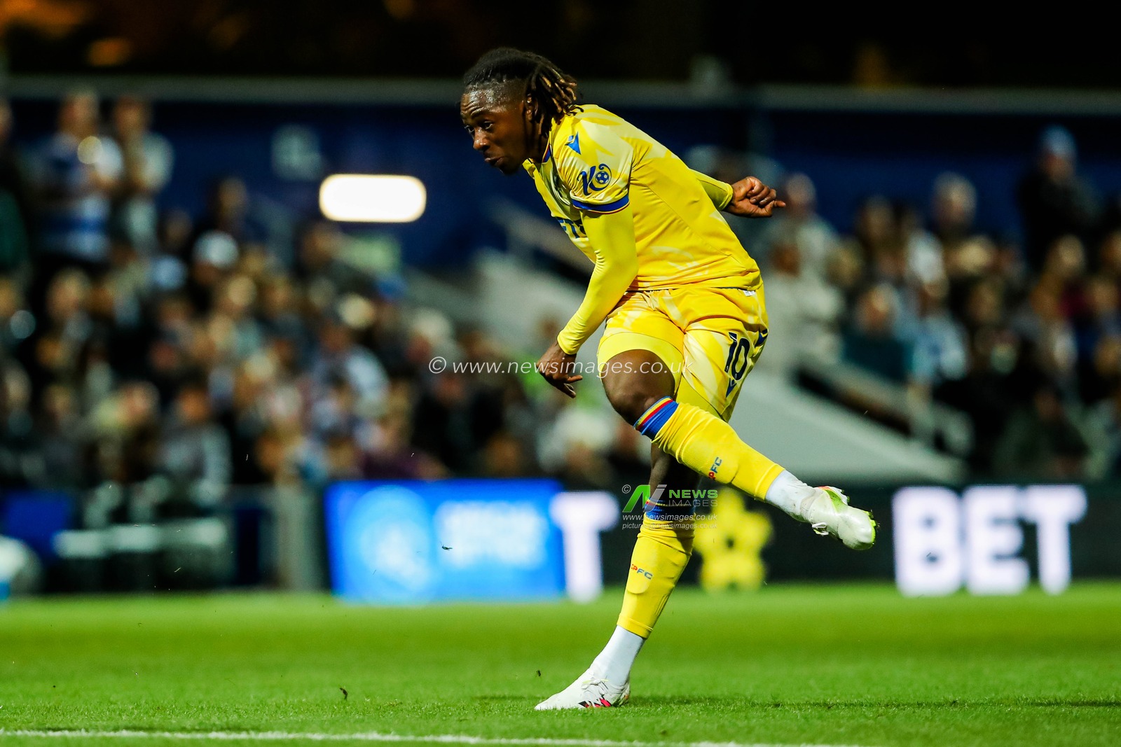 Eberechi Eze of Crystal Palace scores to make it 1-2 during the Carabao Cup match Queens Park Rangers vs Crystal Palace at Kiyan Prince Foundation Stadium, London, United Kingdom, 17th September 2024

(Photo by Izzy Poles/News Images)