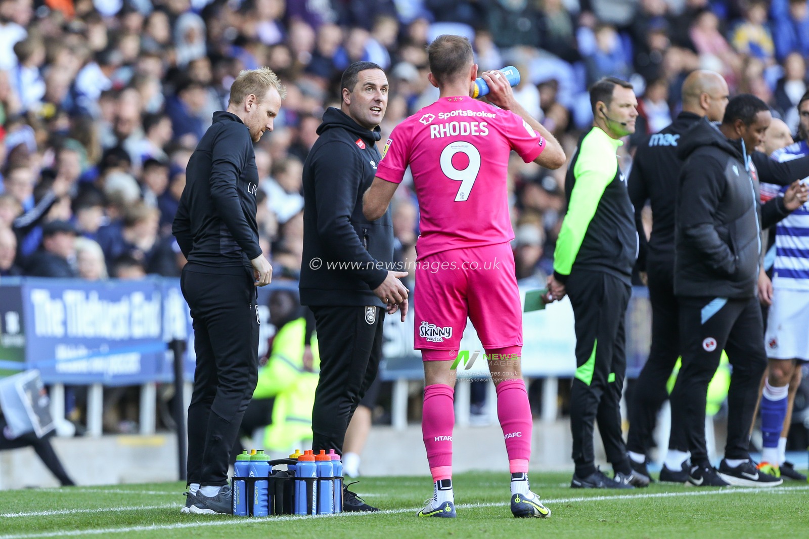 Mark Fotheringham manager of Huddersfield Town talks to Jordan Rhodes during the Sky Bet Championship match Reading vs Huddersfield Town at Select Car Leasing Stadium, Reading, United Kingdom, 1st October 2022

(Photo by Arron Gent/News Images)