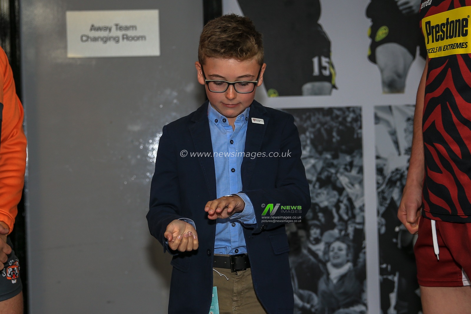27th April 2019 , DW Stadium, Wigan, England;  Betfred Super League, Round 13, Wigan Warriors vs Castleford Tigers ; Todays coin toss with Sean O'Loughlin (13) of Wigan Warriors and Paul McShane (9) of Castleford Tigers 

Credit: Mark Cosgrove/News Images