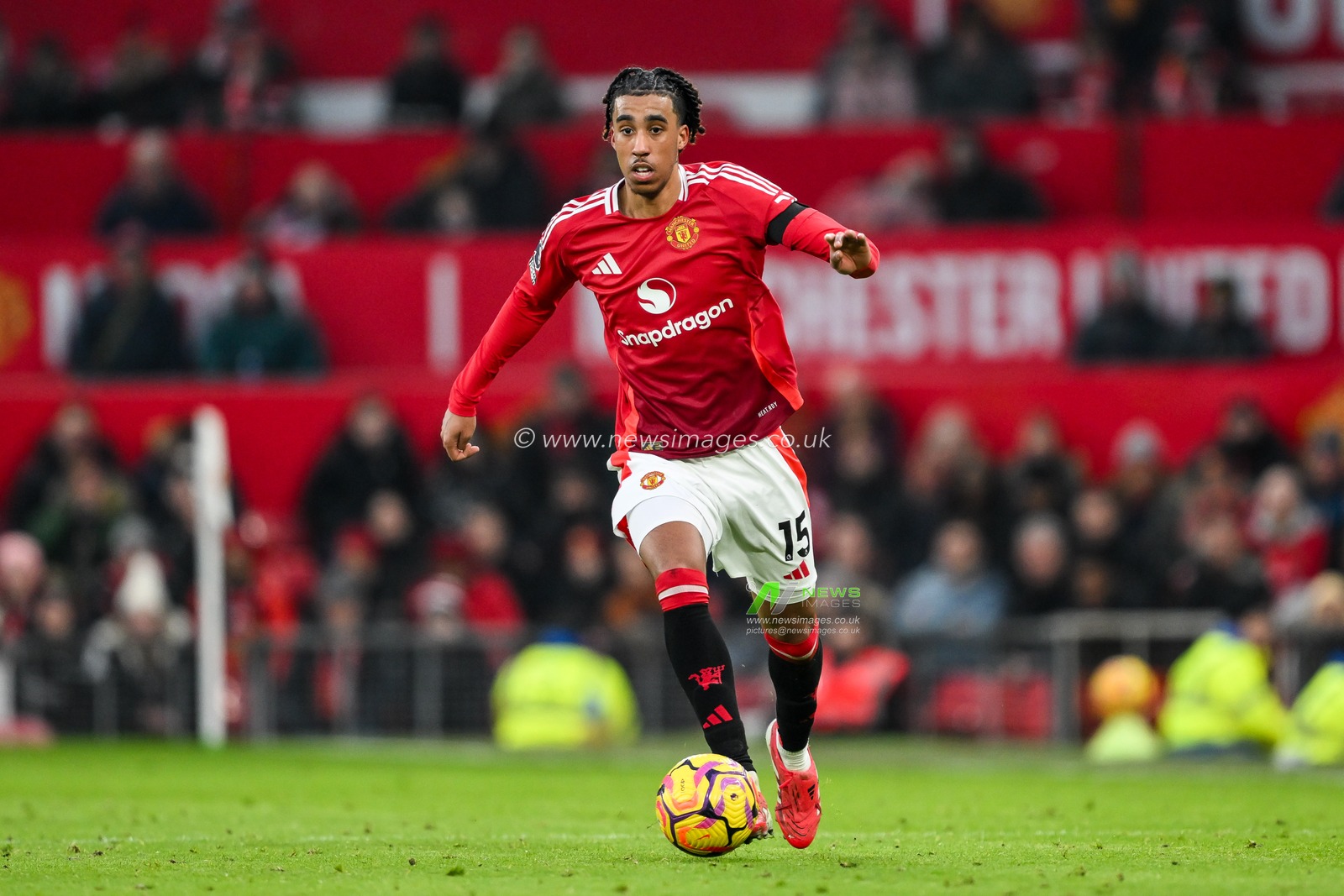 Leny Yoro of Manchester United makes a break with the ball during the Premier League match Manchester United vs Brighton and Hove Albion at Old Trafford, Manchester, United Kingdom, 19th January 2025

(Photo by Craig Thomas/News Images)