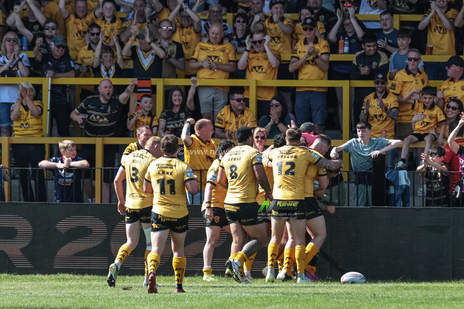 Brock Greacen of Castleford Tigers celebrates his try with team mates during the Betfred Super League round 12 match Castleford Tigers vs St Helens at OneBore Stadium, Castleford, Untied Kingdom on 23 May 2026

(Photo by Mark Cosgrove/News Images)