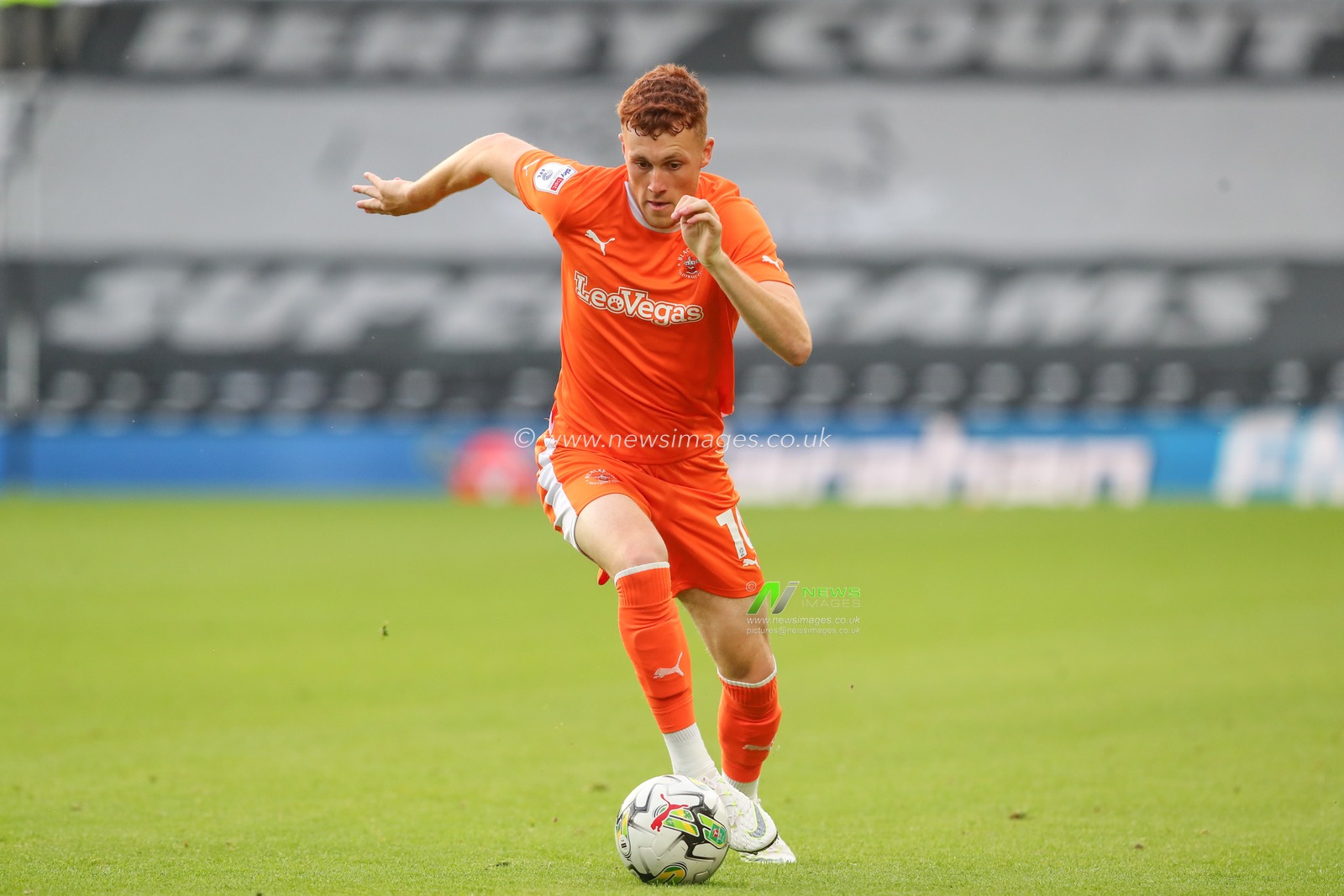 Sonny Carey #10 of Blackpool breaks with the ball during the Carabao Cup match Derby County vs Blackpool at Pride Park Stadium, Derby, United Kingdom, 8th August 2023

(Photo by Gareth Evans/News Images)
