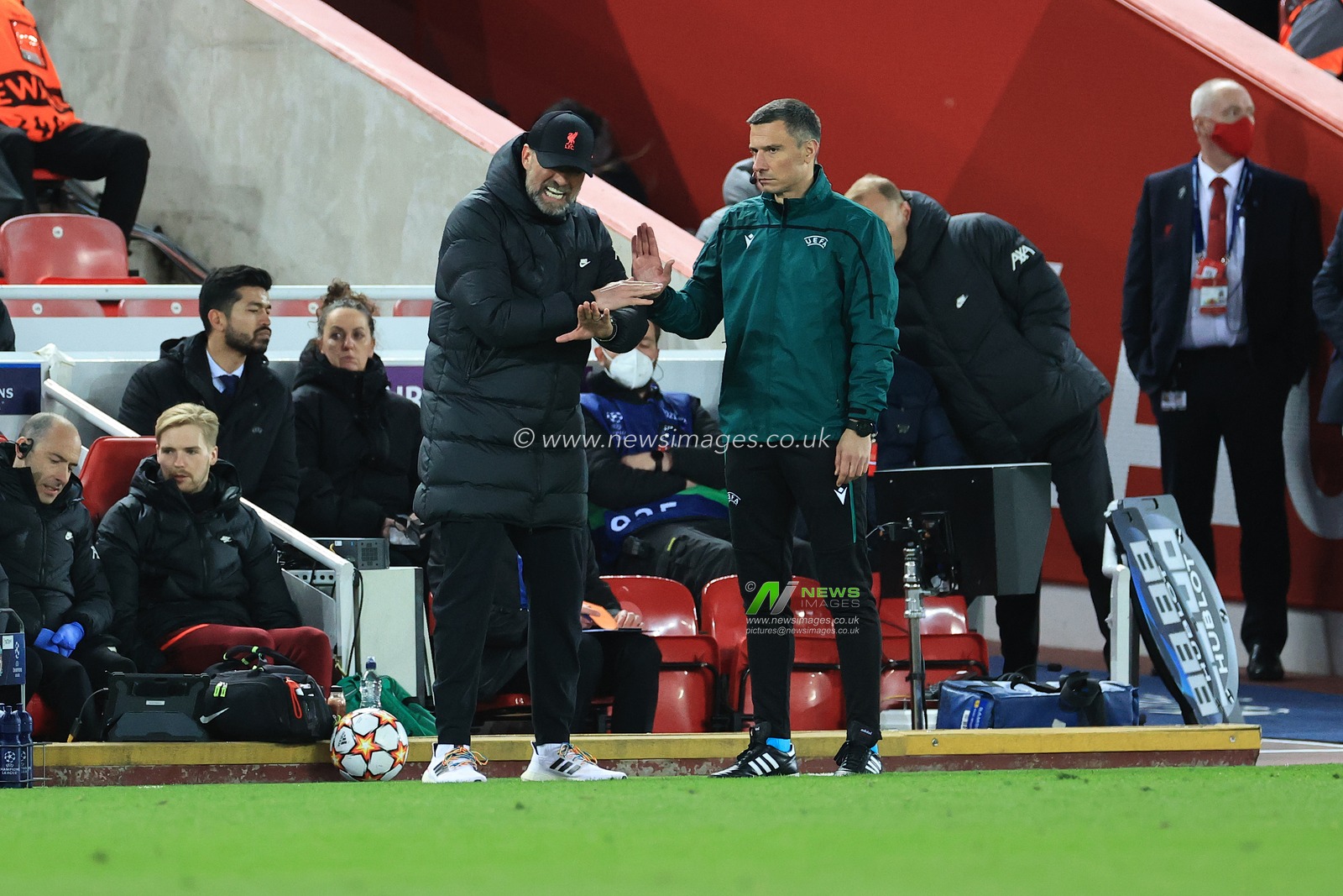 JÃ¼rgen Klopp manager of Liverpool reacts with the fourth official
