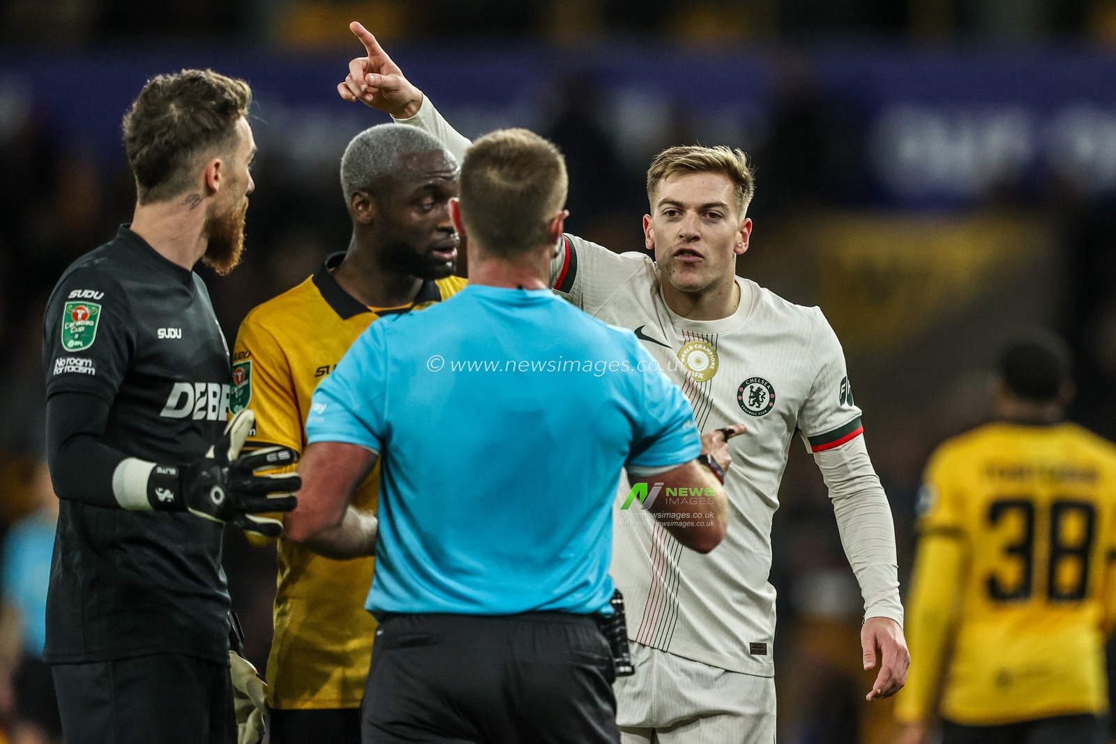 Liam Delap of Chelsea appeals to referee Thomas Bramall during the Carabao Cup Last 16 Wolverhampton Wanderers vs Chelsea at Molineux, Wolverhampton, United Kingdom, 29th October 2025

(Photo by Alfie Cosgrove/News Images)

*** GER AUT SUI OUT ***