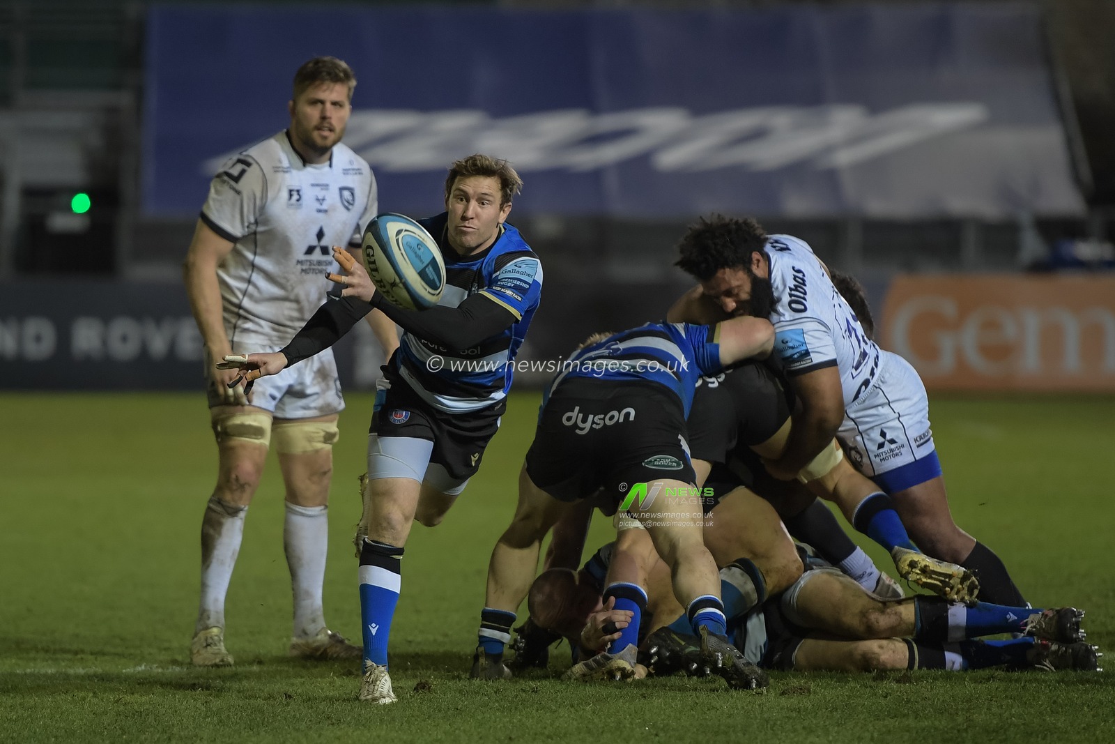 Will Chudley #21 of Bath Rugby passes the ball