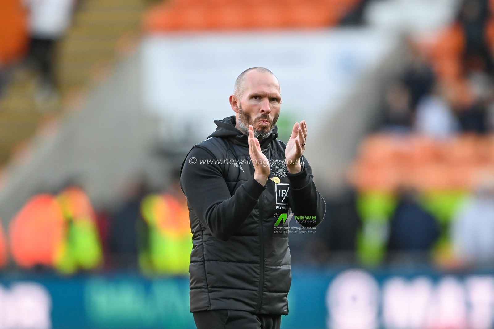 Michael Appleton manager of Blackpool applauds the fans at the end of the Sky Bet Championship match Blackpool vs Watford at Bloomfield Road, Blackpool, United Kingdom, 8th October 2022

(Photo by Craig Thomas/News Images)