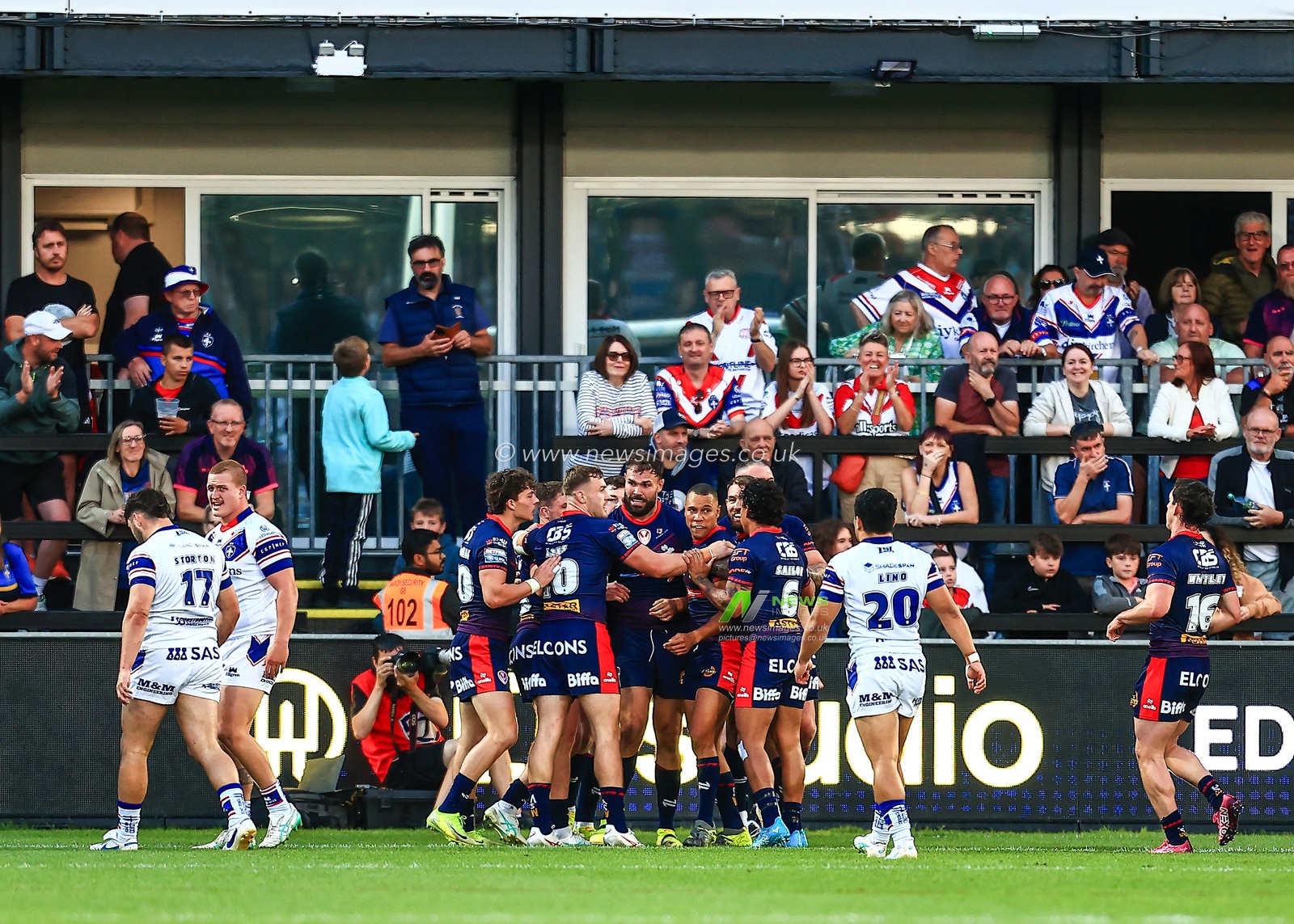 Alex Walmsley of St. Helens celebrates his try during the Betfred Super League round 21 match Wakefield Trinity vs St Helens at DIY Kitchens Stadium, Wakefield, United Kingdom, 8th August 2025

(Photo by Richard Bierton/News Images)
