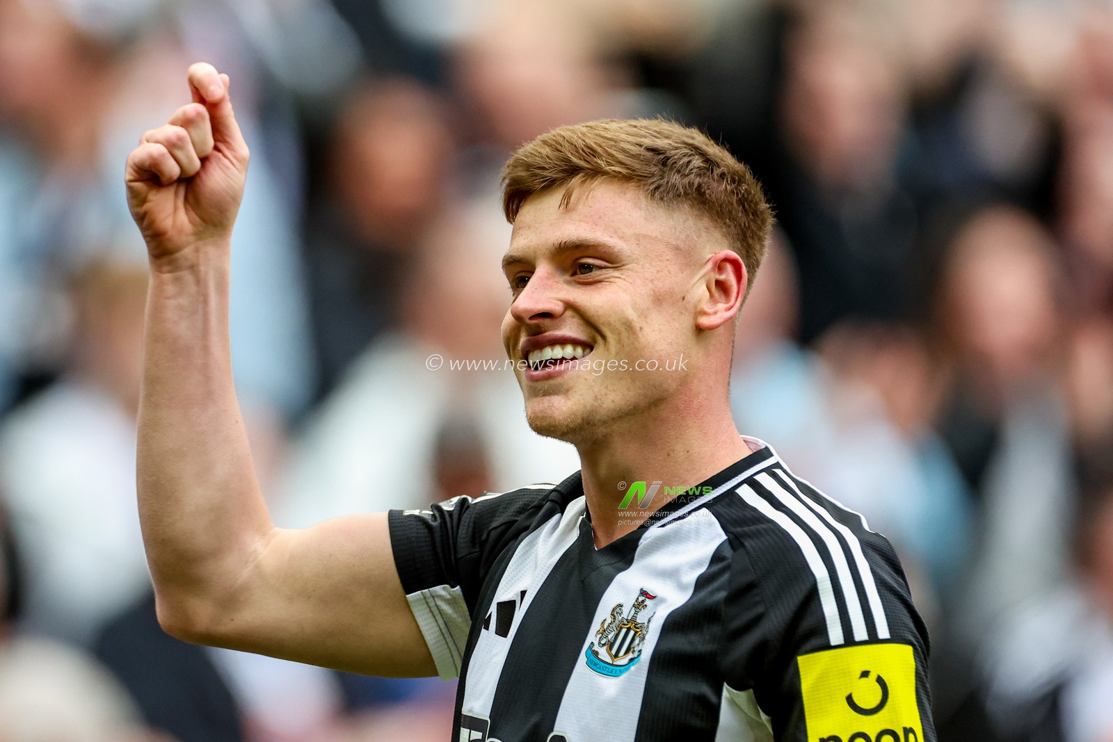 Harvey Barnes of Newcastle United celebrates his goal to make it 2-1 during the Premier League match Newcastle United vs Manchester United at St. James's Park, Newcastle, United Kingdom, 13th April 2025

(Photo by Mark Cosgrove/News Images)