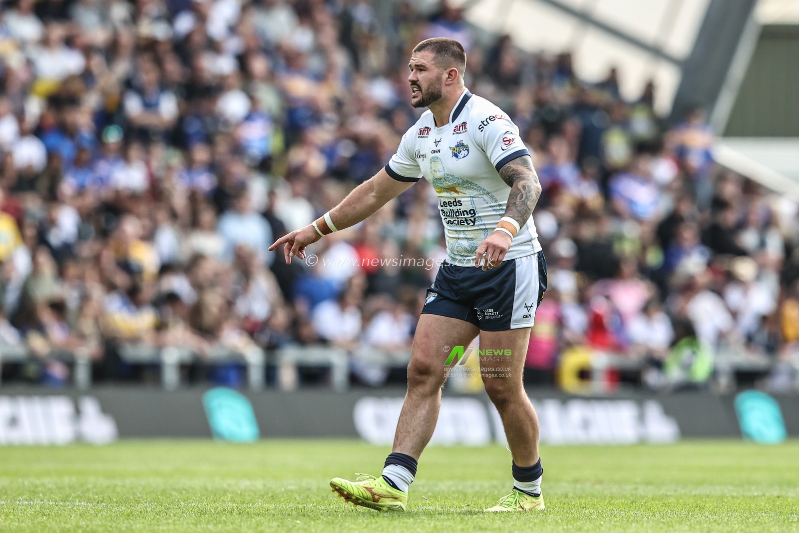 James Bentley of Leeds Rhinos gives team mates instructions during the Betfred Super League Round 13 match Leeds Rhinos vs Wakefield Trinity at Headingley Stadium, Leeds, United Kingdom, 31st May 2025

(Photo by Alfie Cosgrove/News Images)
